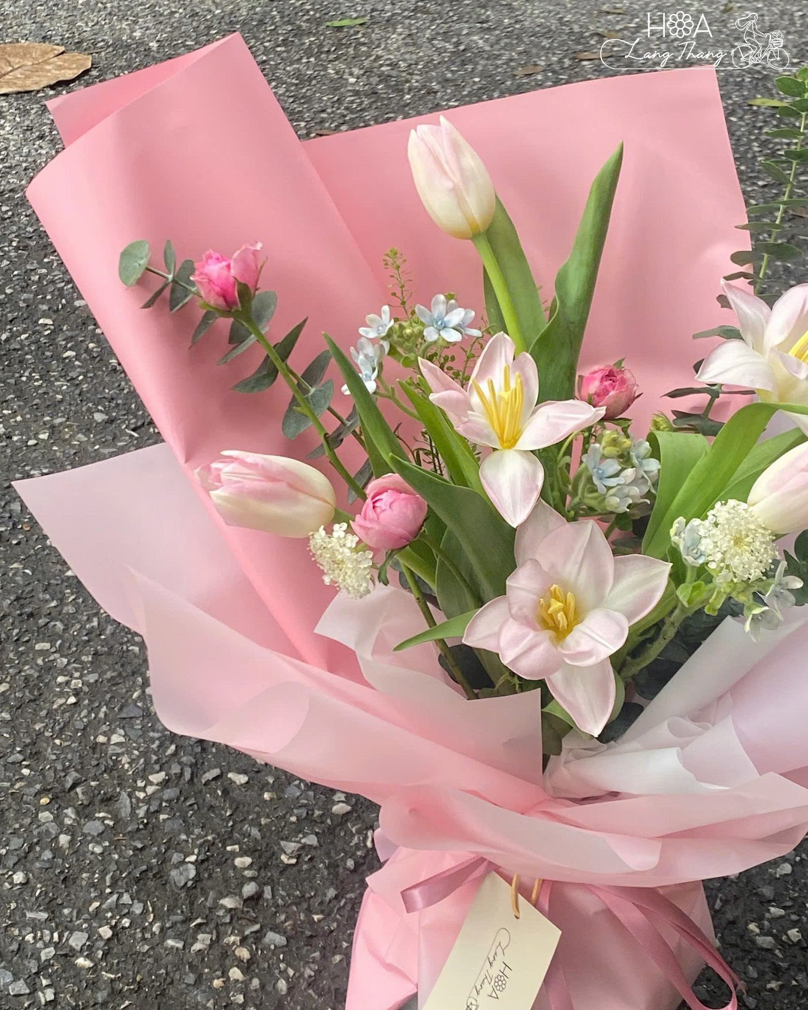 Bó hoa gồm tulip, hồng, ly, cắm theo kiểu thiết kế hiện đại