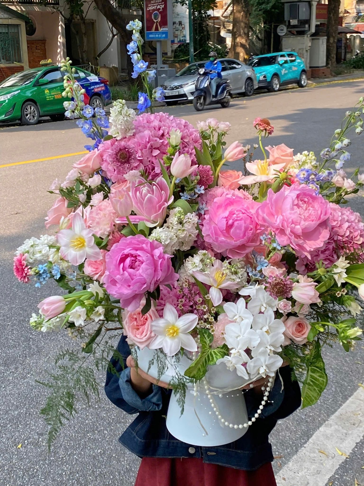 Giỏ hoa tươi với hoa hồng, peony, lily và <a href=