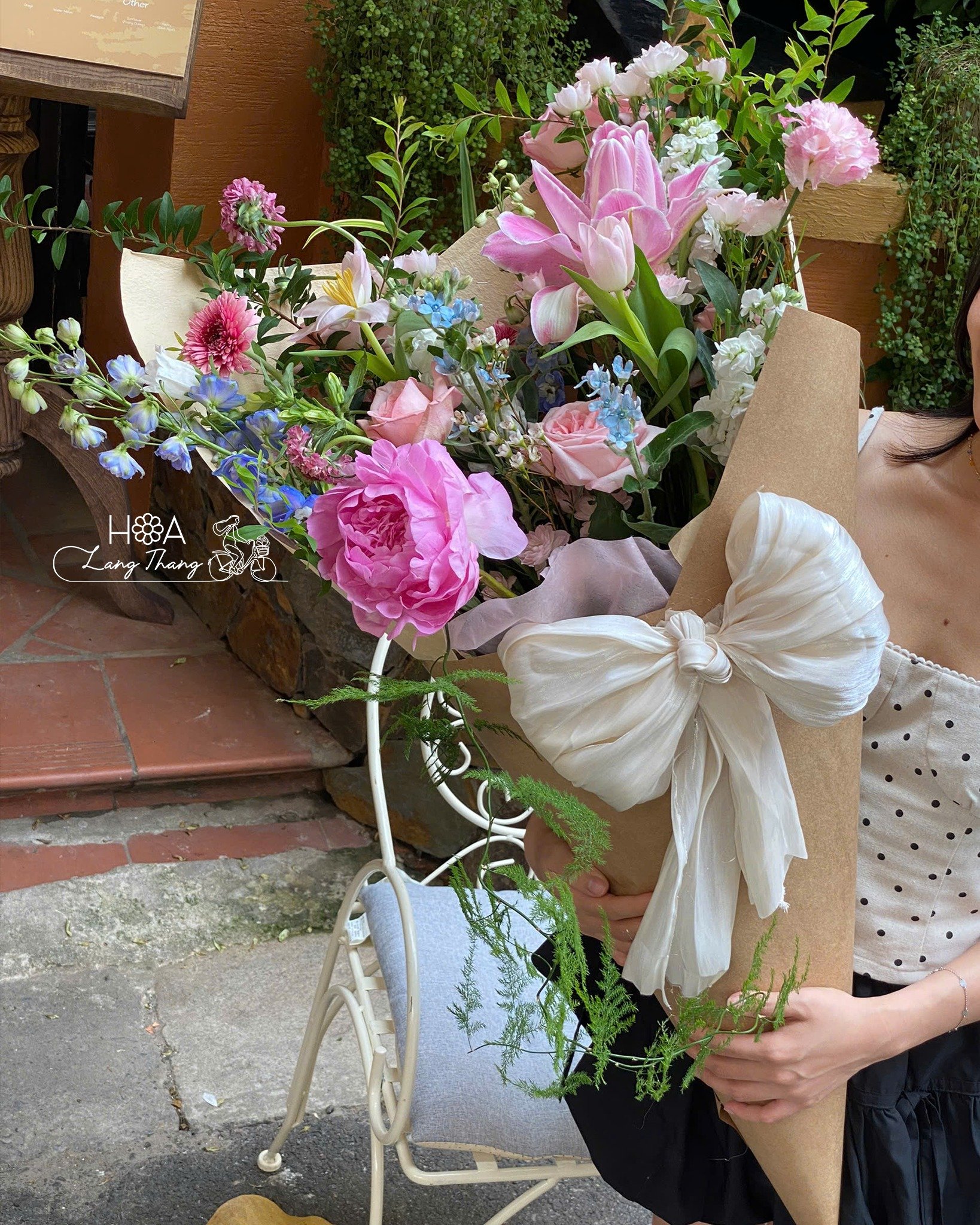 Bouquet nhiều màu sắc với tulip, hồng, và hoa baby, trang trí đẹp mắt