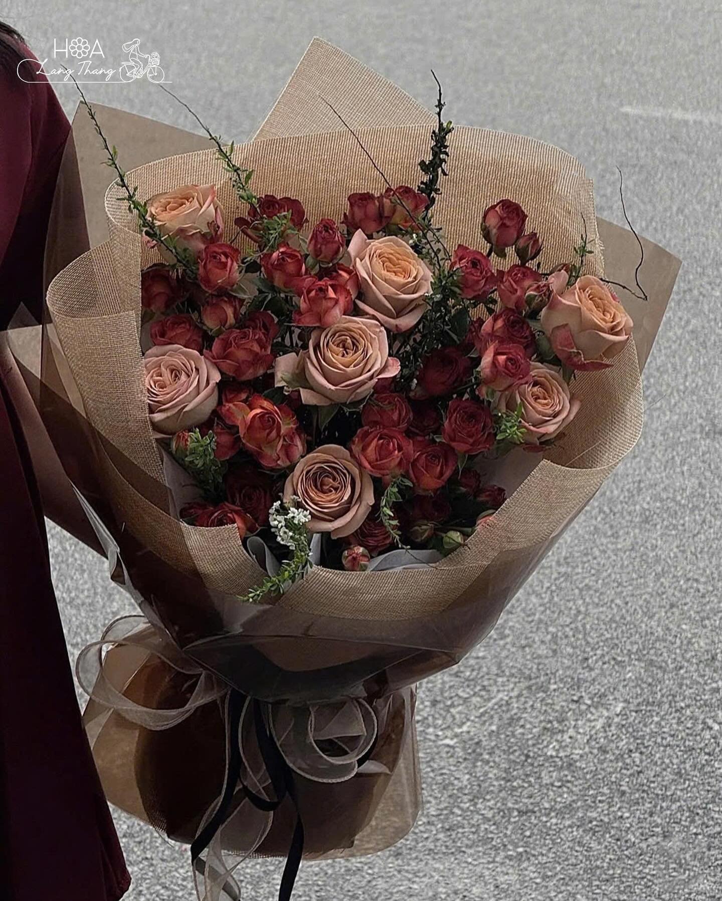 Bouquet hoa hồng với sắc đỏ và hồng, kiểu cắm sang trọng