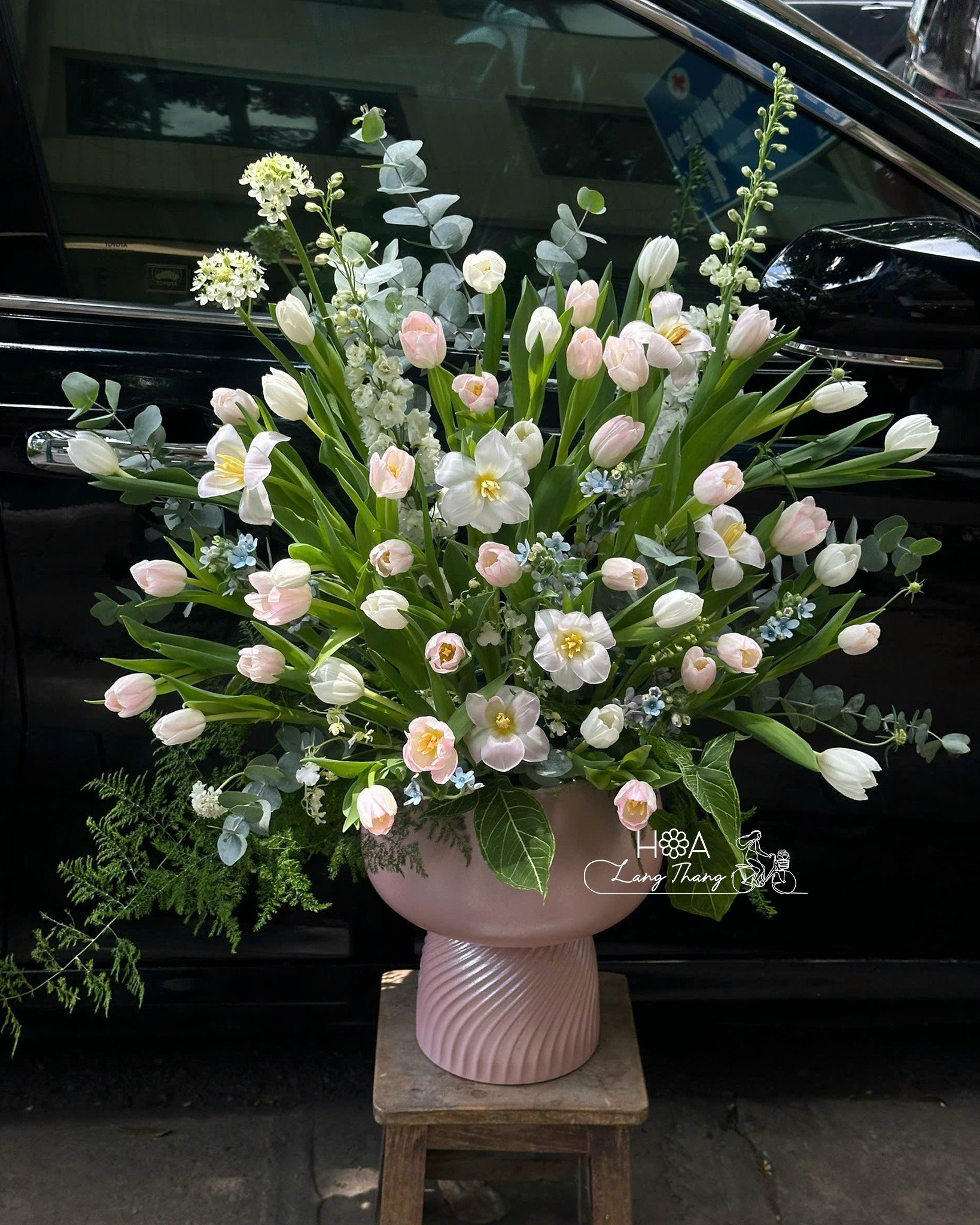 Bình hoa tulip hồng và hoa trắng, cắm kiểu sang trọng, thích hợp cho nhiều dịp