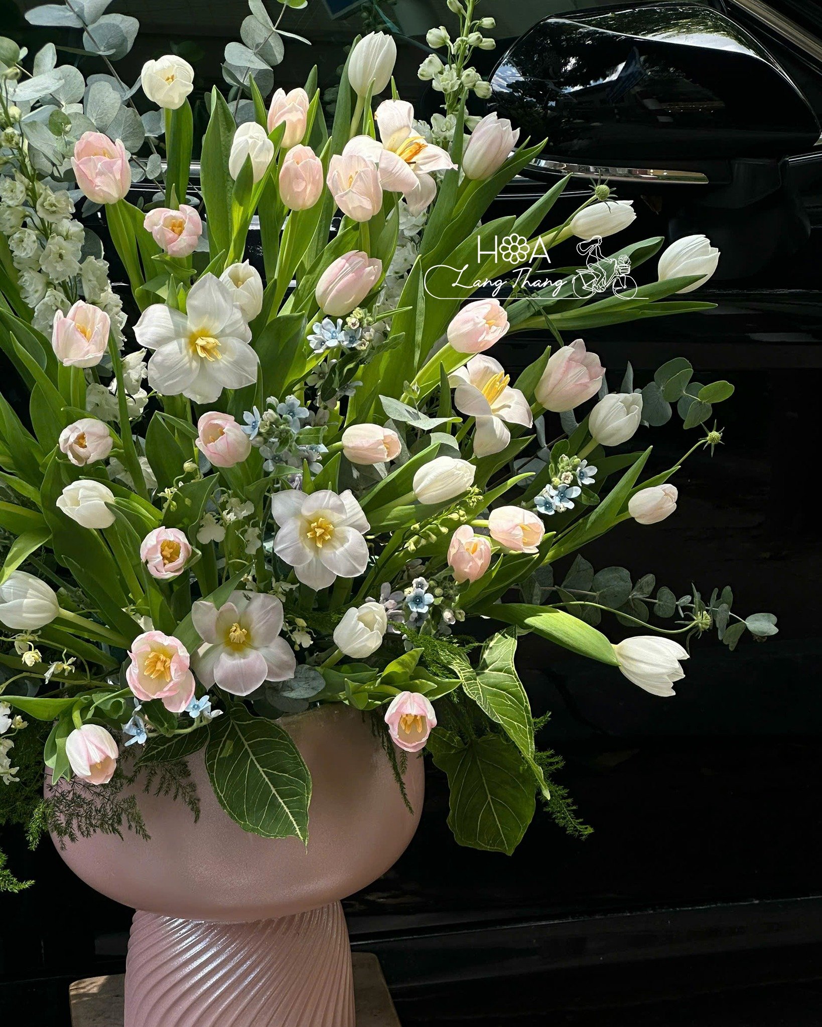 Bình hoa kết hợp tulip, hồng, và baby cắm nghệ thuật