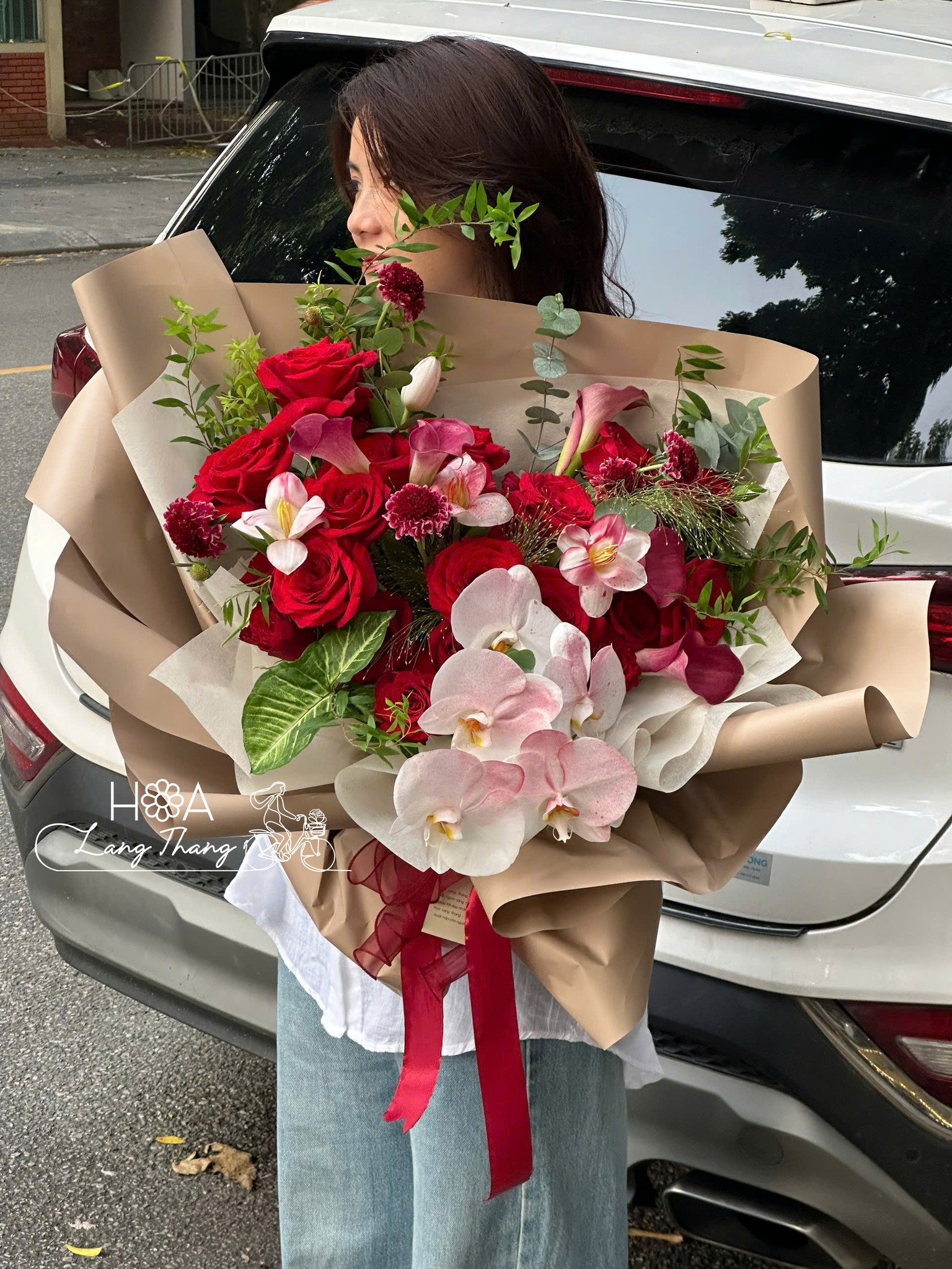 Bó hoa gồm hồng đỏ, lan hồ điệp, tulip tạo sắc thái rực rỡ