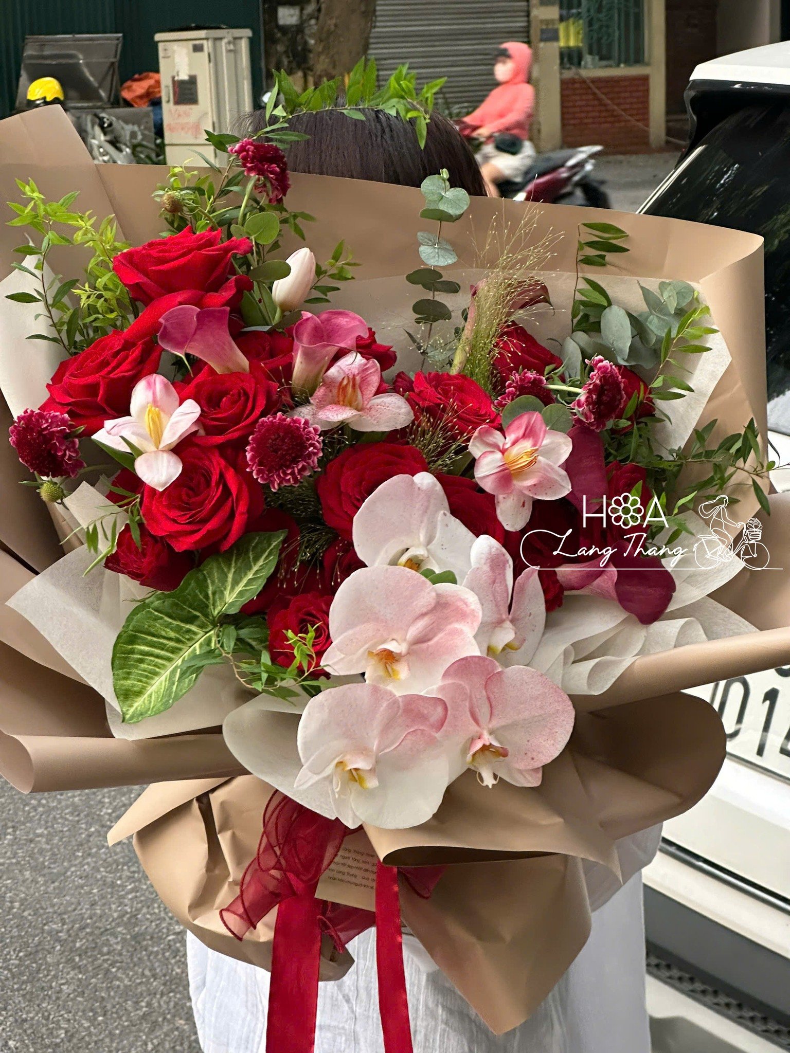 Bó hoa gồm hồng đỏ, <a href=