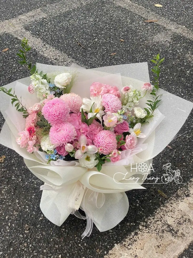 Bó hoa nhiều màu sắc gồm cúc, hồng, lan và baby, cắm kiểu cầu kỳ