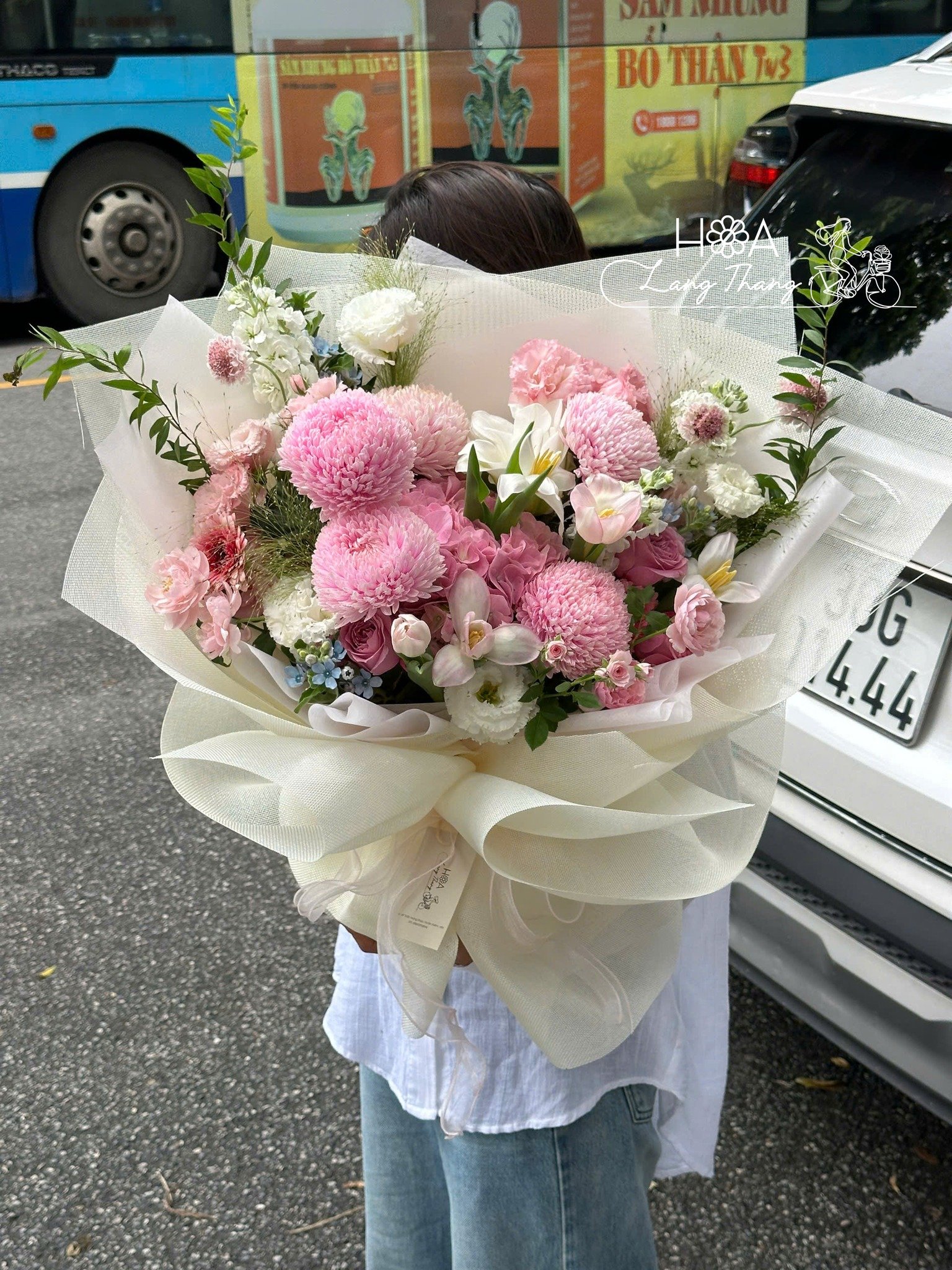 Một bó hoa nhiều màu sắc với cúc, hồng và lan, kiểu cắm đẹp mắt