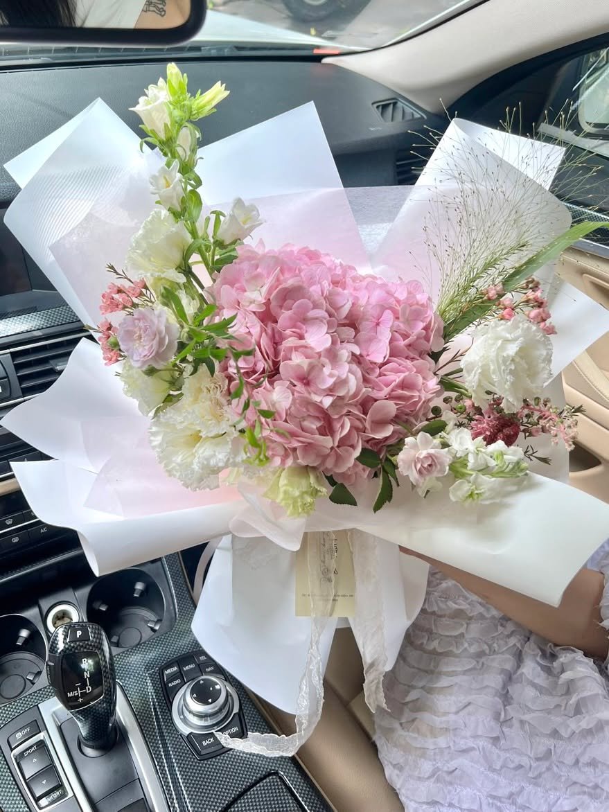 Bó hoa tươi gồm hoa hồng, cẩm chướng, và hoa baby, kiểu cắm lãng mạn