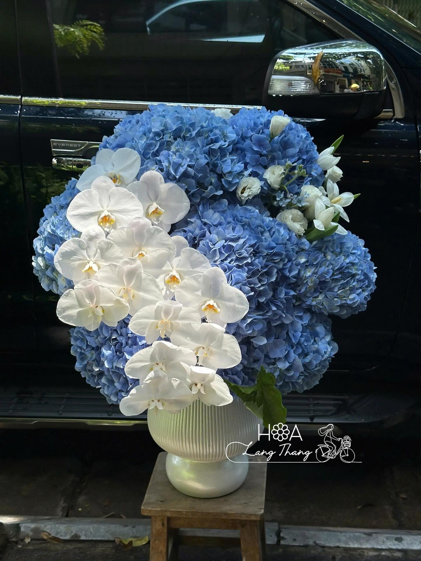 Bình hoa trắng và xanh với <a href=