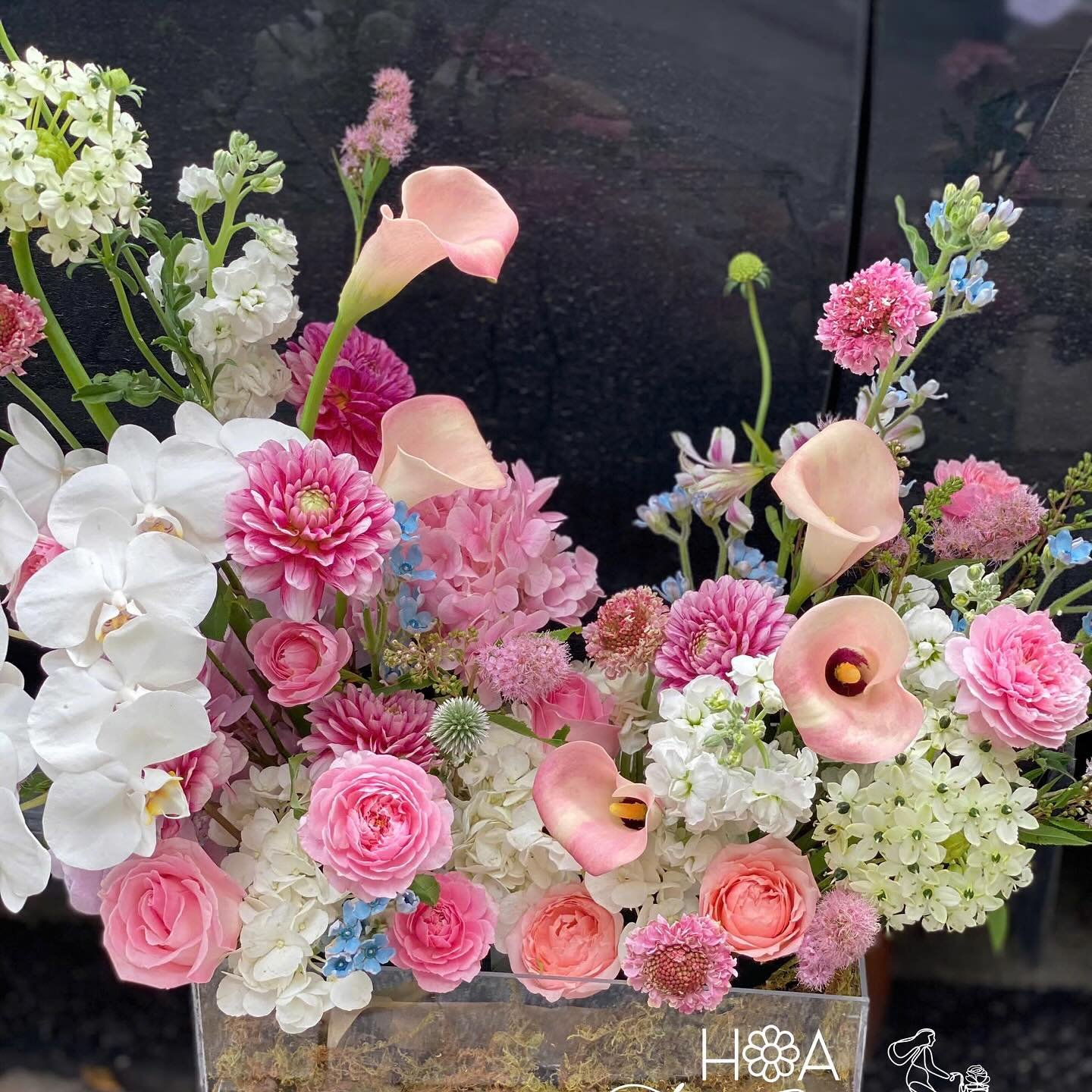 Bình hoa tươi với hồng, calla, <a href=