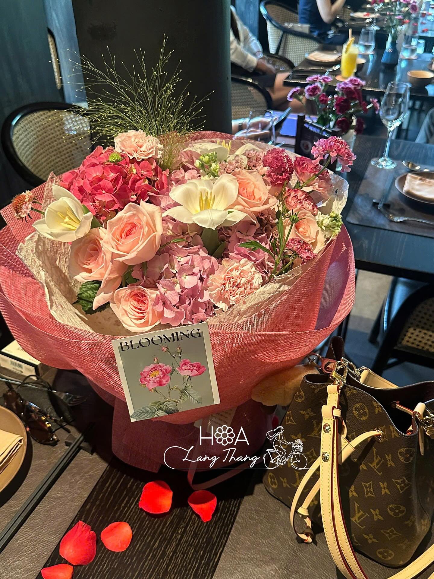 Bó hoa tươi với hồng, <a href=