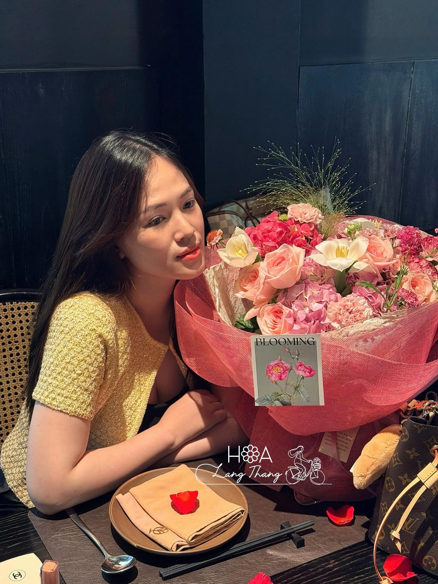 Cô gái bên bó hoa hồng, ly, và baby tại quán hoa