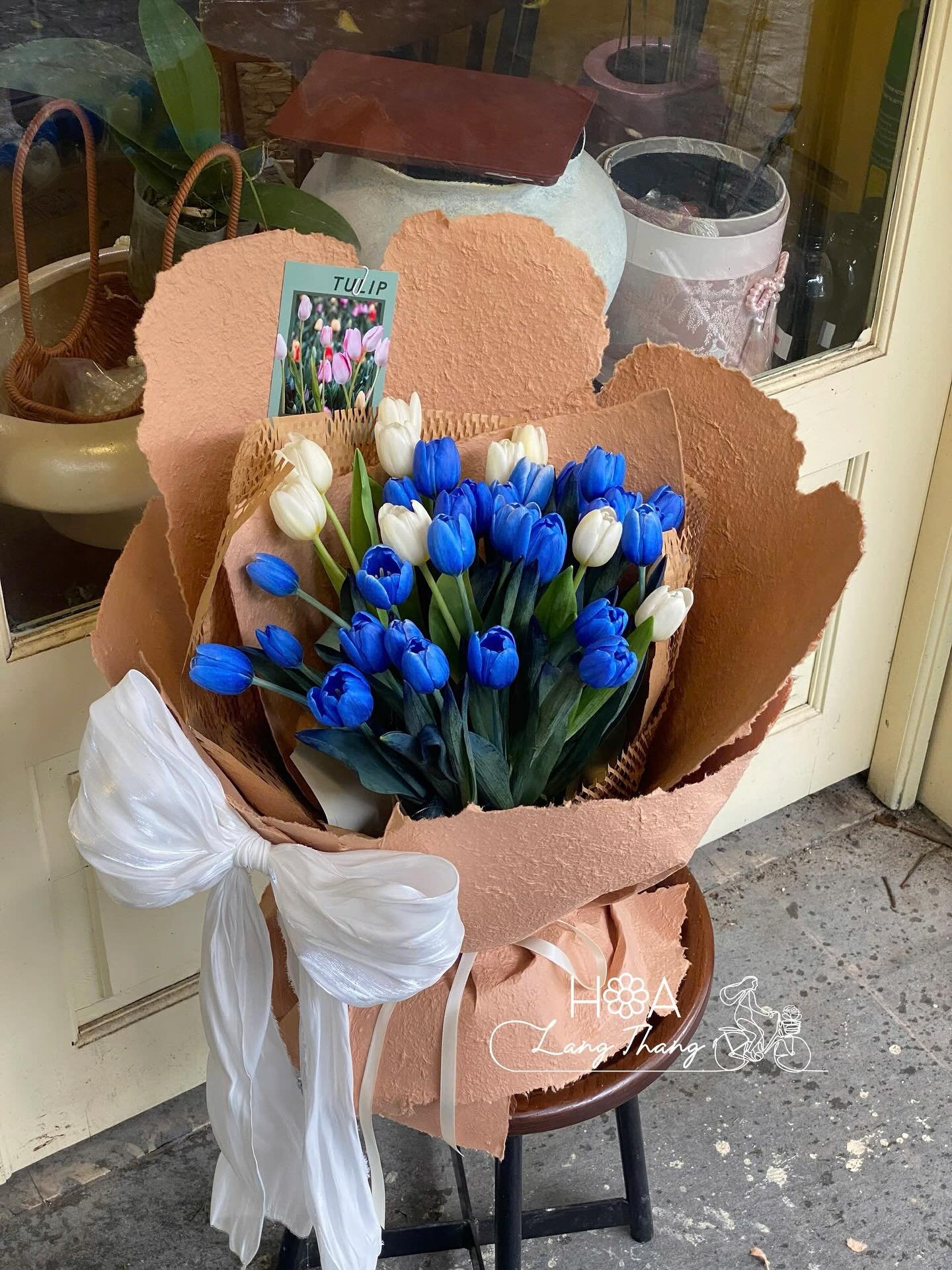 Bouquet tulip xanh và trắng đẹp mắt, trang trí sang trọng
