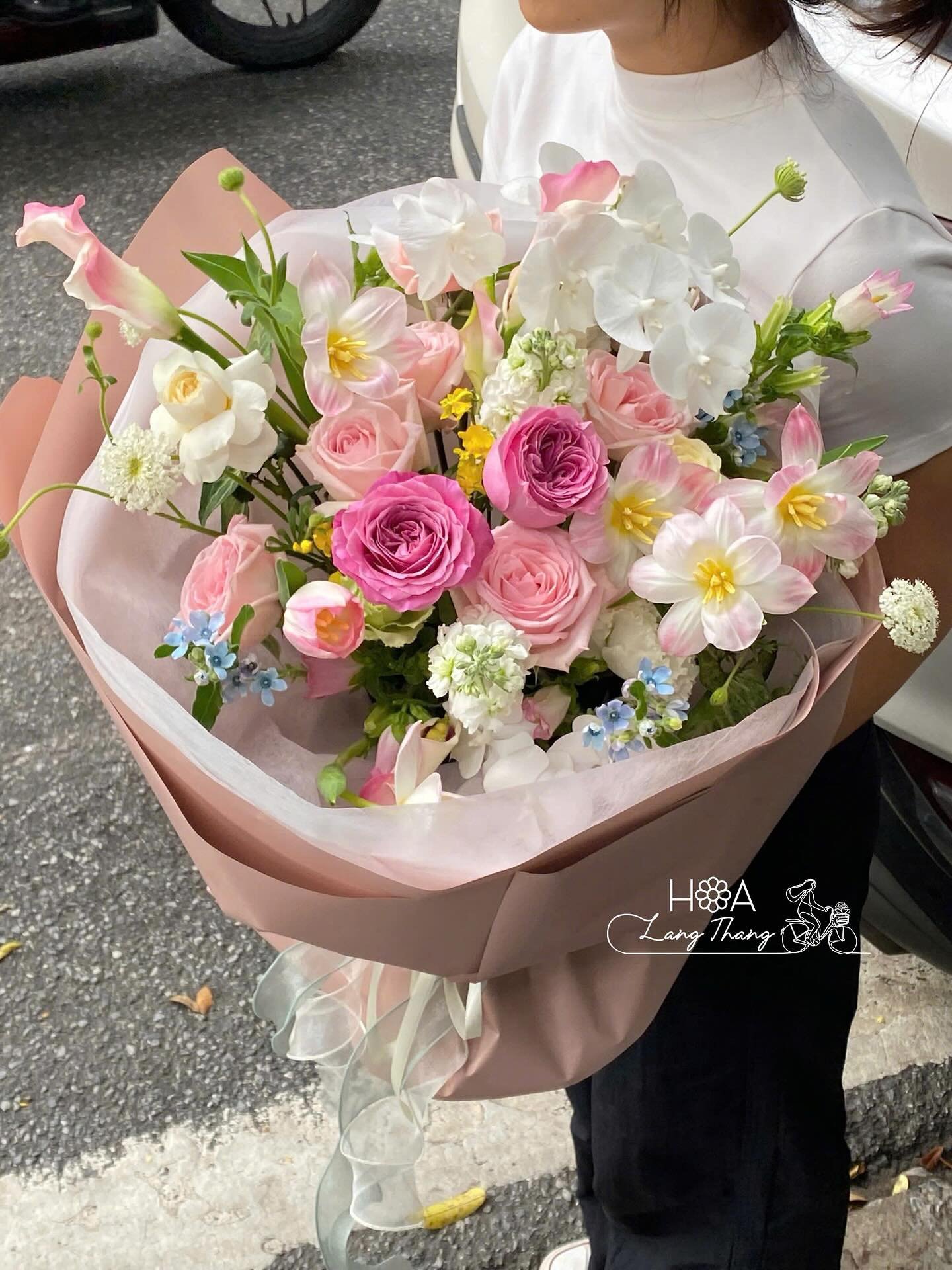 Bó hoa đa sắc gồm hồng, <a href=