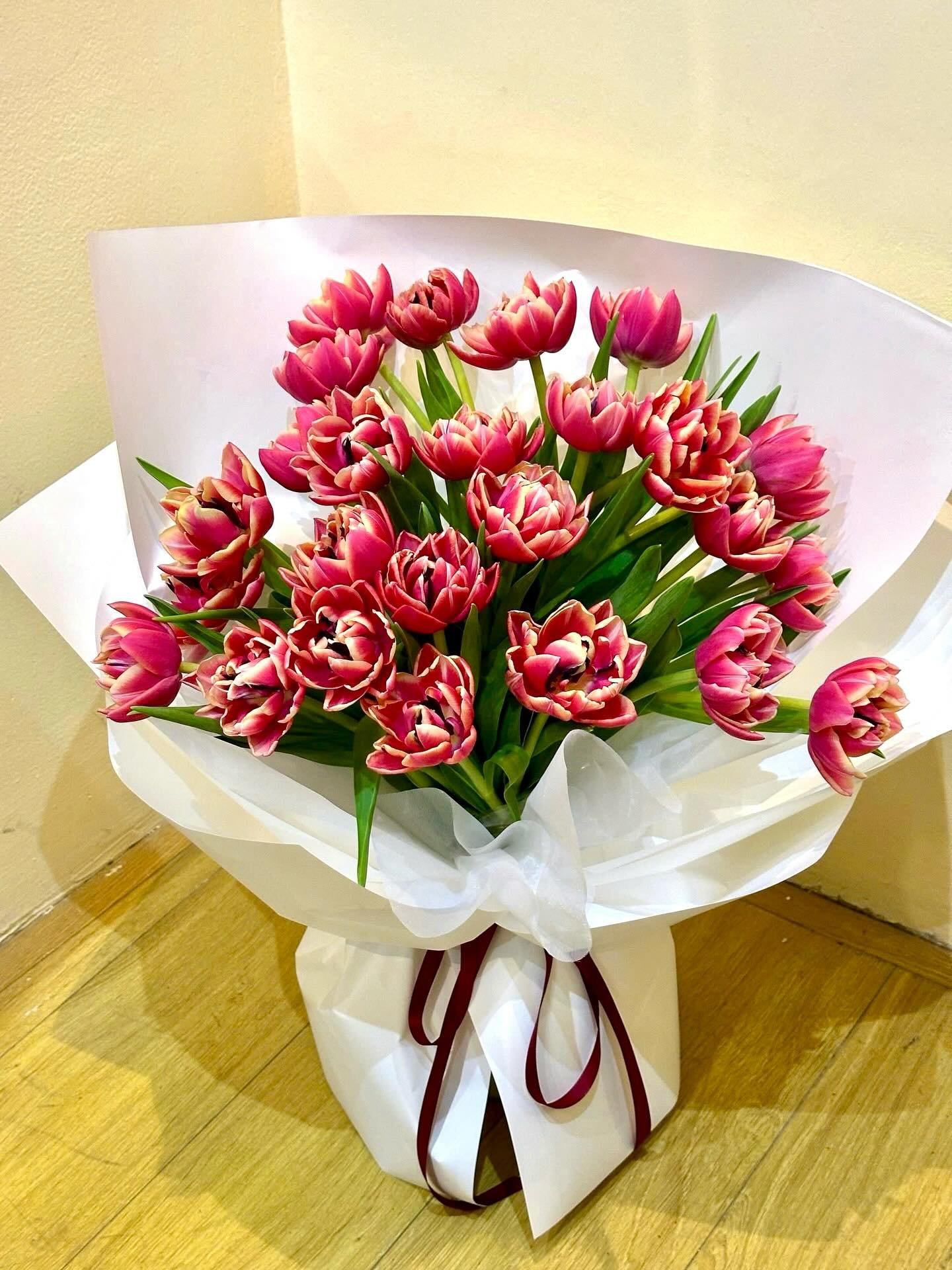 Trong từng lớp cánh xếp chồng mềm mại, tulip cánh kép mang theo câu chuyện về hạnh phúc trọn vẹn và tình yêu sâu đậm. Không c