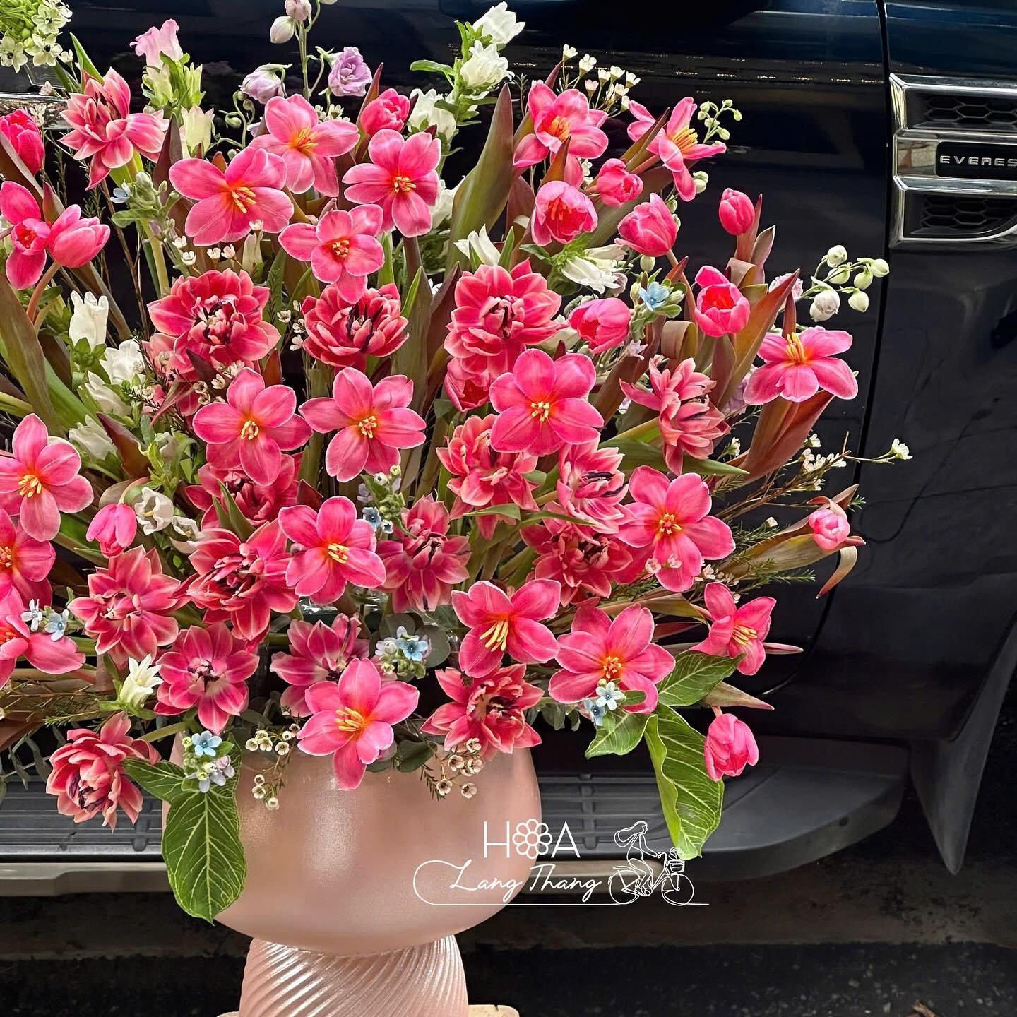Bình hoa tươi nhiều sắc hoa hồng và tulip, cắm sang trọng, phù hợp trang trí