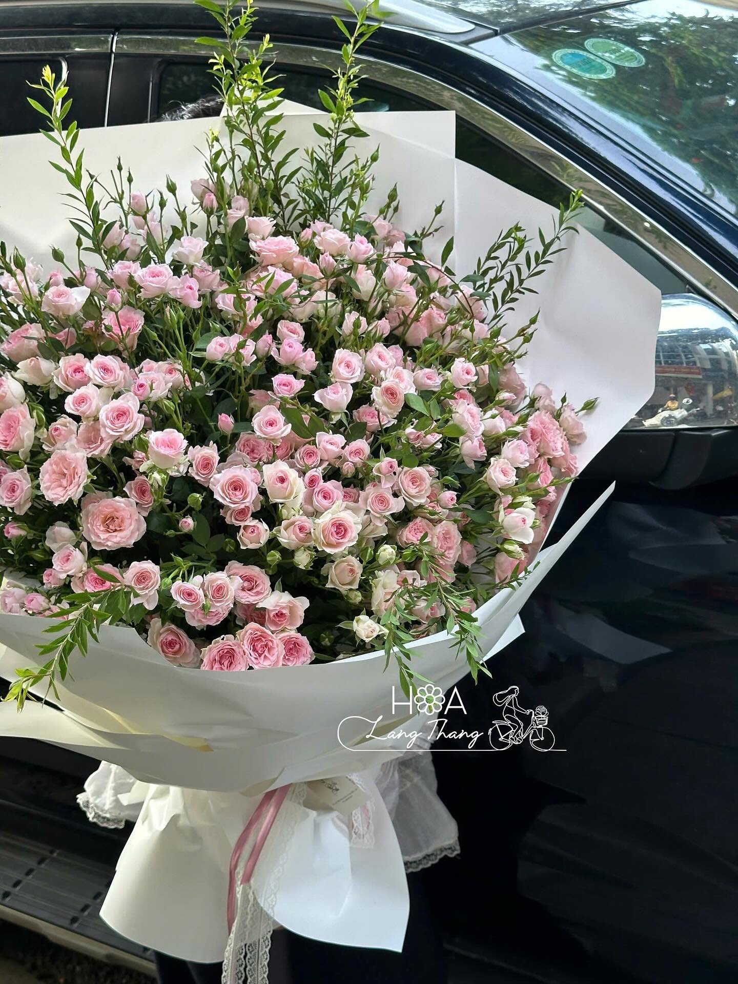 Một bó hoa hồng nhạt xinh xắn, cắm nhiều tầng, tạo cảm giác tươi mới