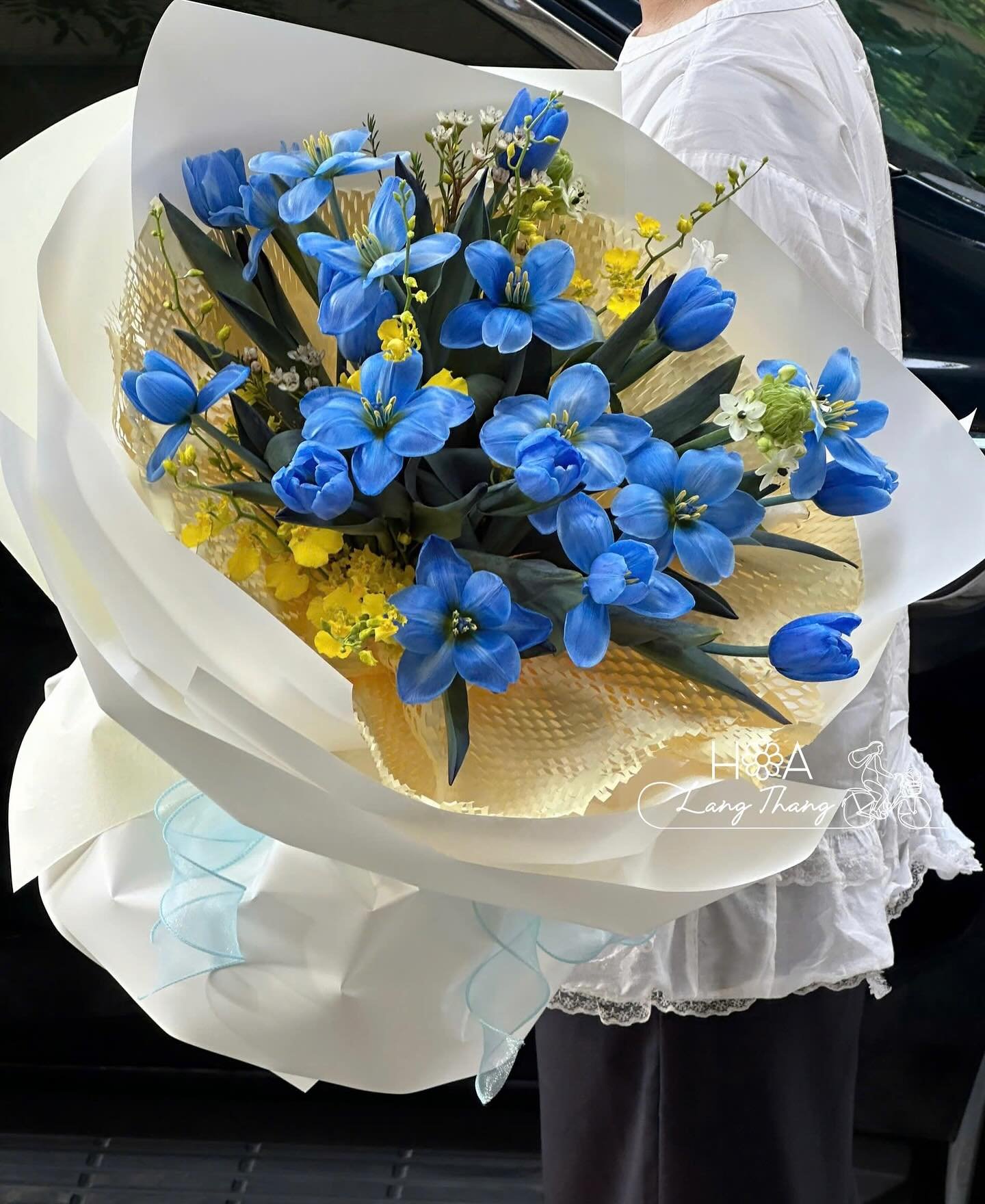 Bó hoa tươi với hoa <a href=