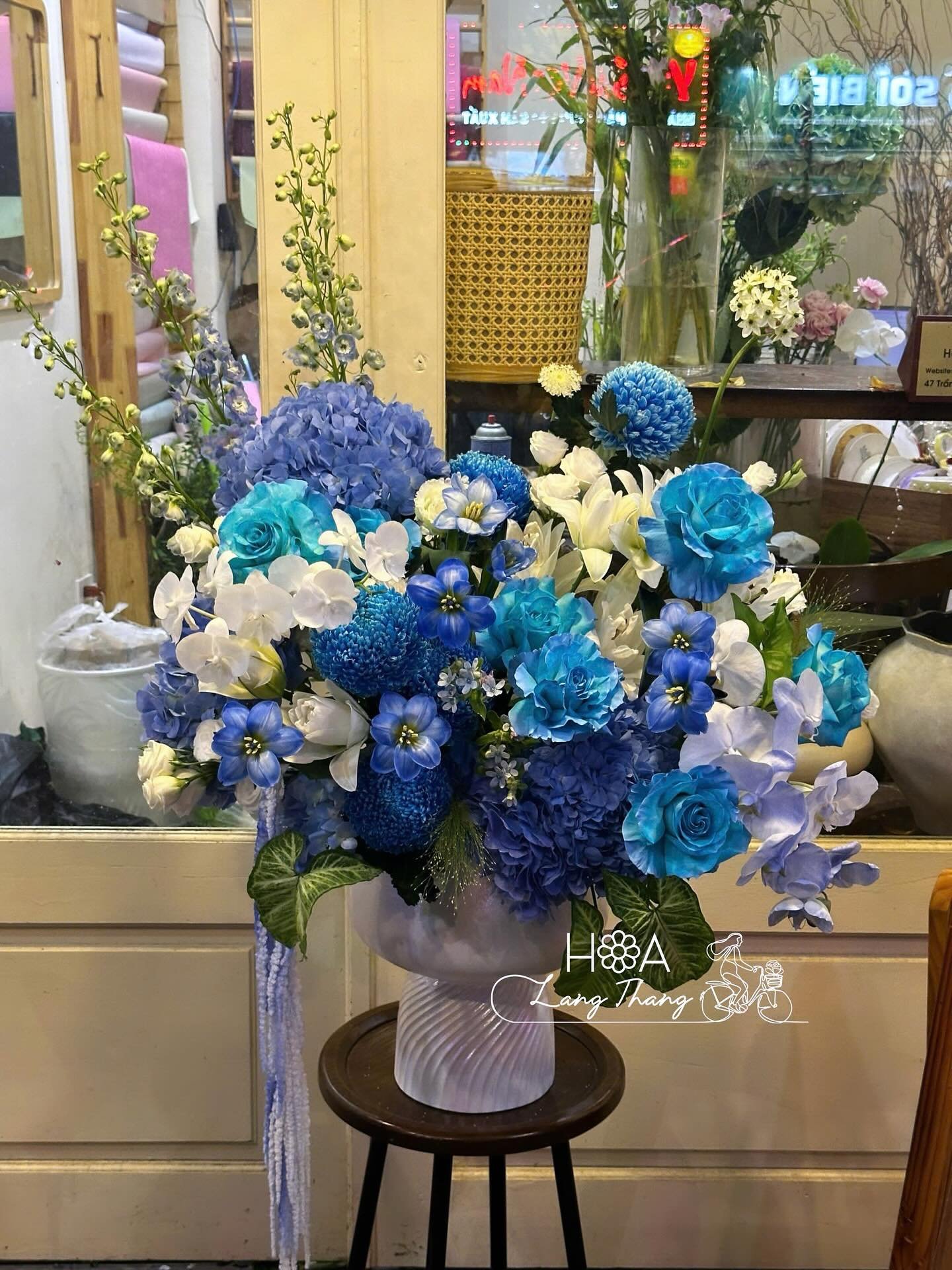 🌿 HOA Lang Thang – Signature Blue Arrangement