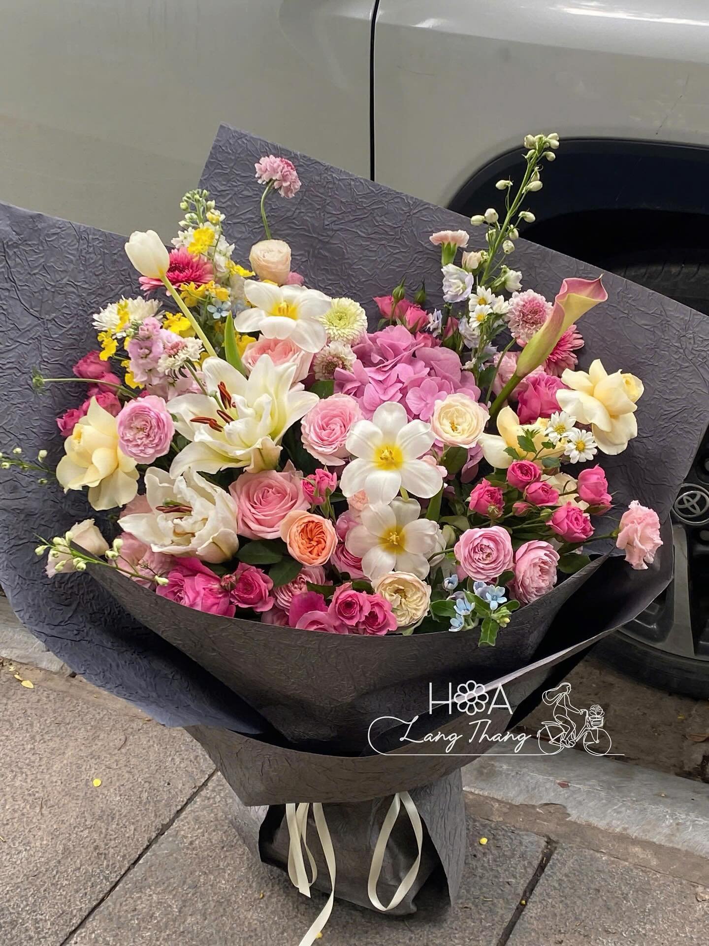 Bó hoa tươi thắm với hoa hồng, lily, <a href=