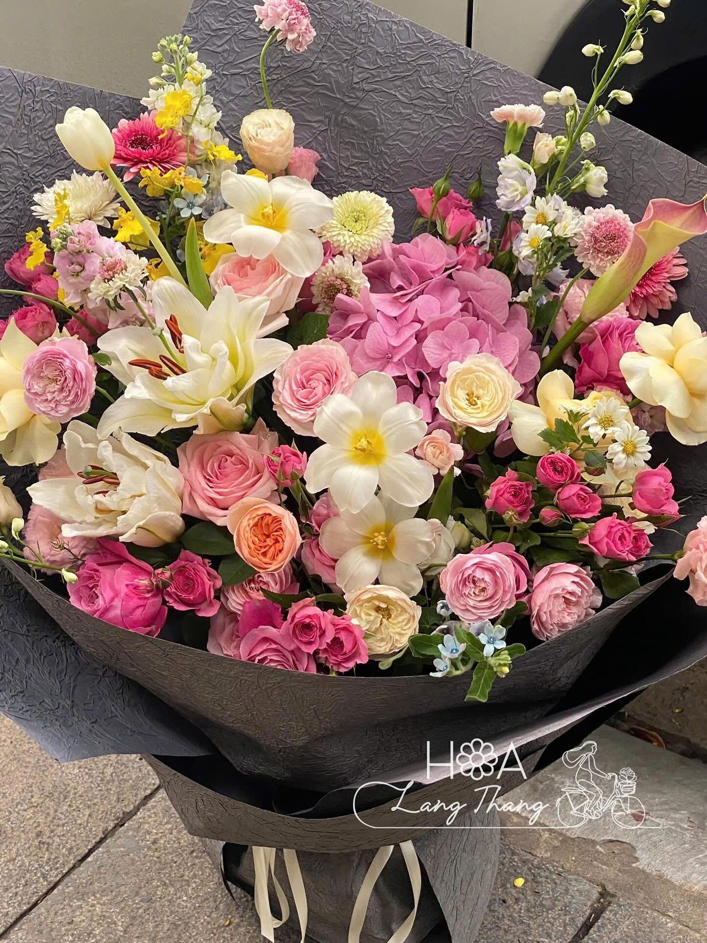Bó hoa rực rỡ gồm hồng, ly, cẩm tú cầu, kiểu cắm sang trọng