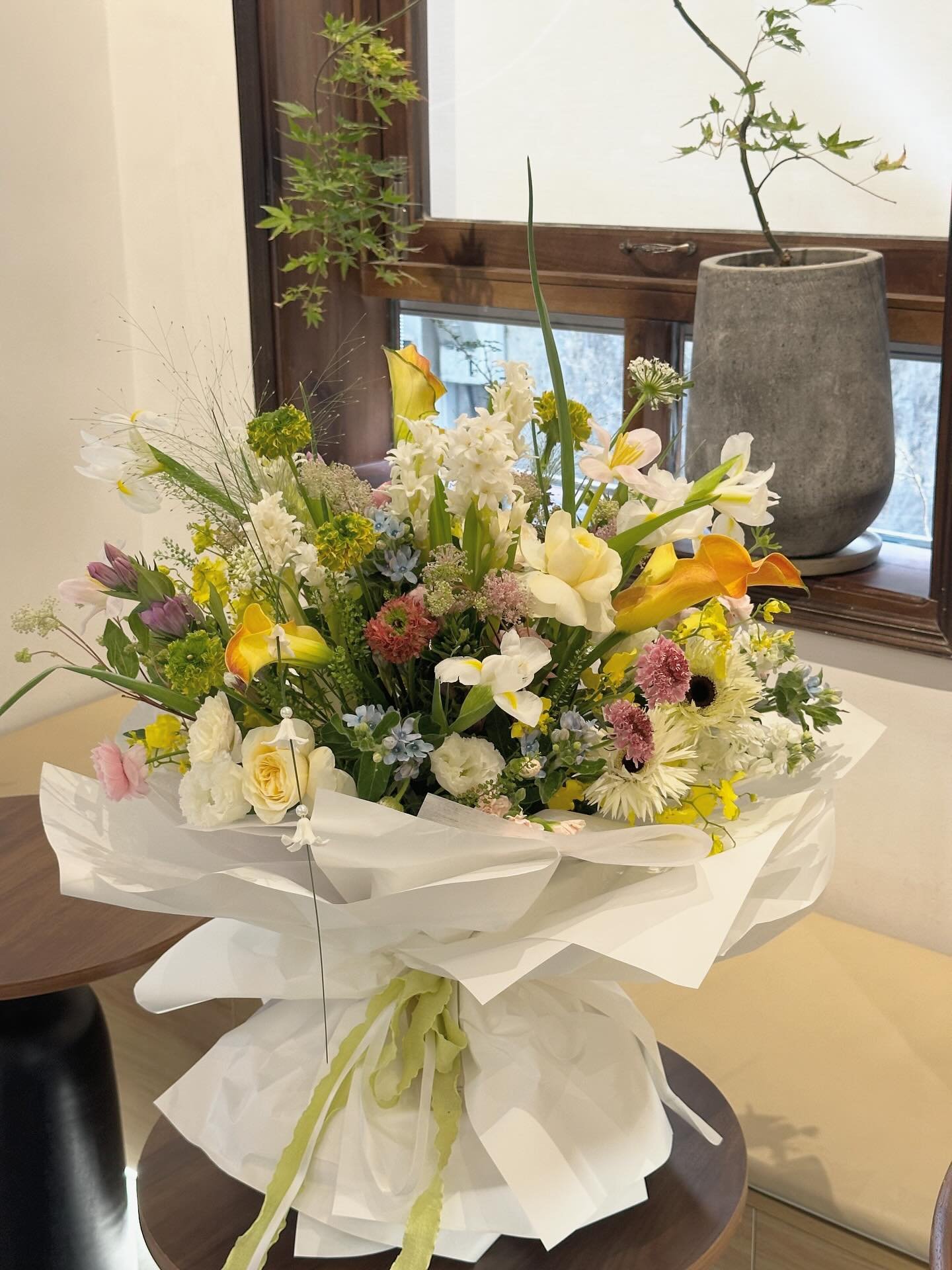 Bình hoa nhiều sắc màu với tulip, lan hồ điệp và hoa cúc, được cắm nghệ thuật