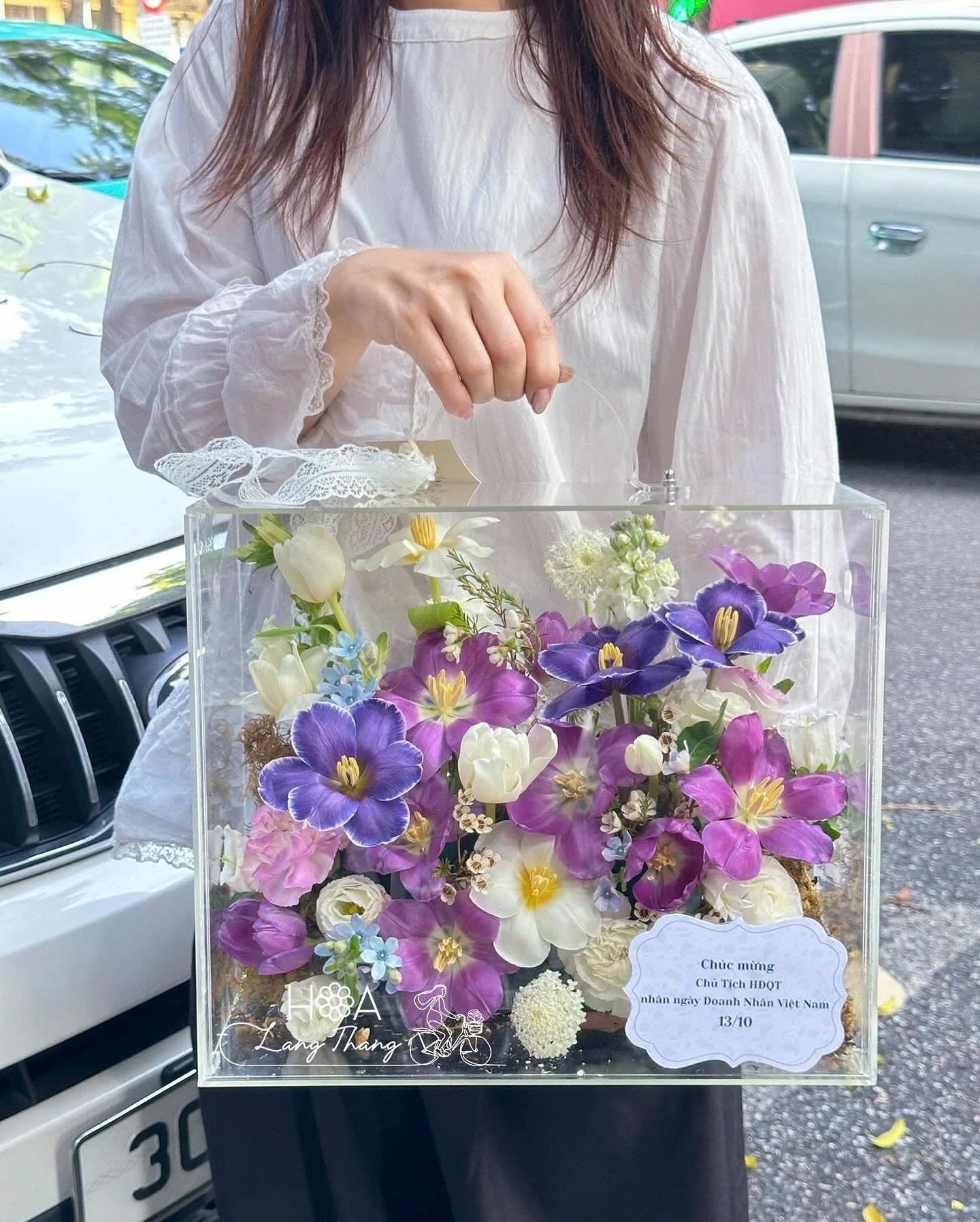 Bó hoa gồm tulip tím, <a href=