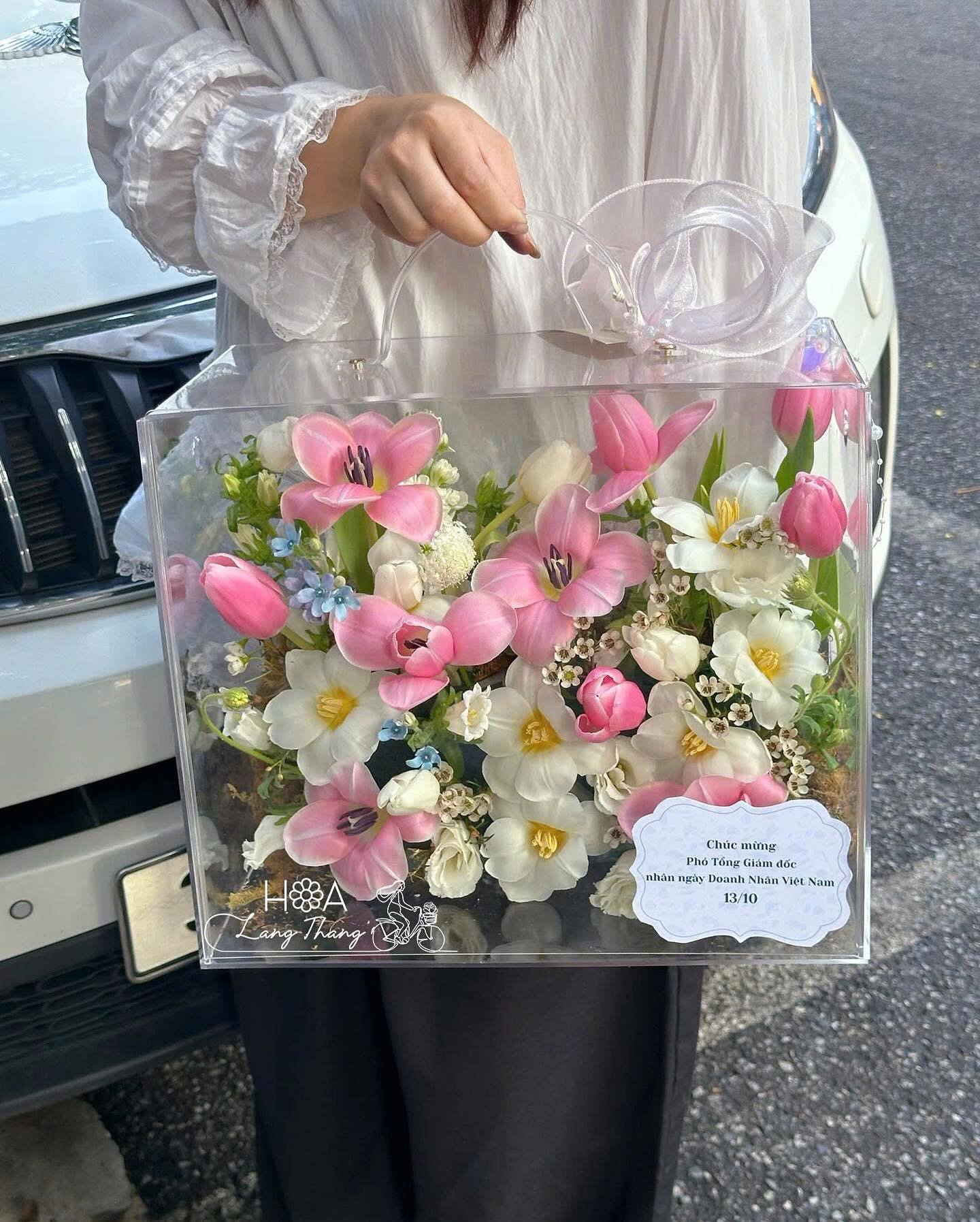 Bó hoa gồm tulip hồng và cẩm tú cầu trắng, kiểu cắm hộp sang trọng