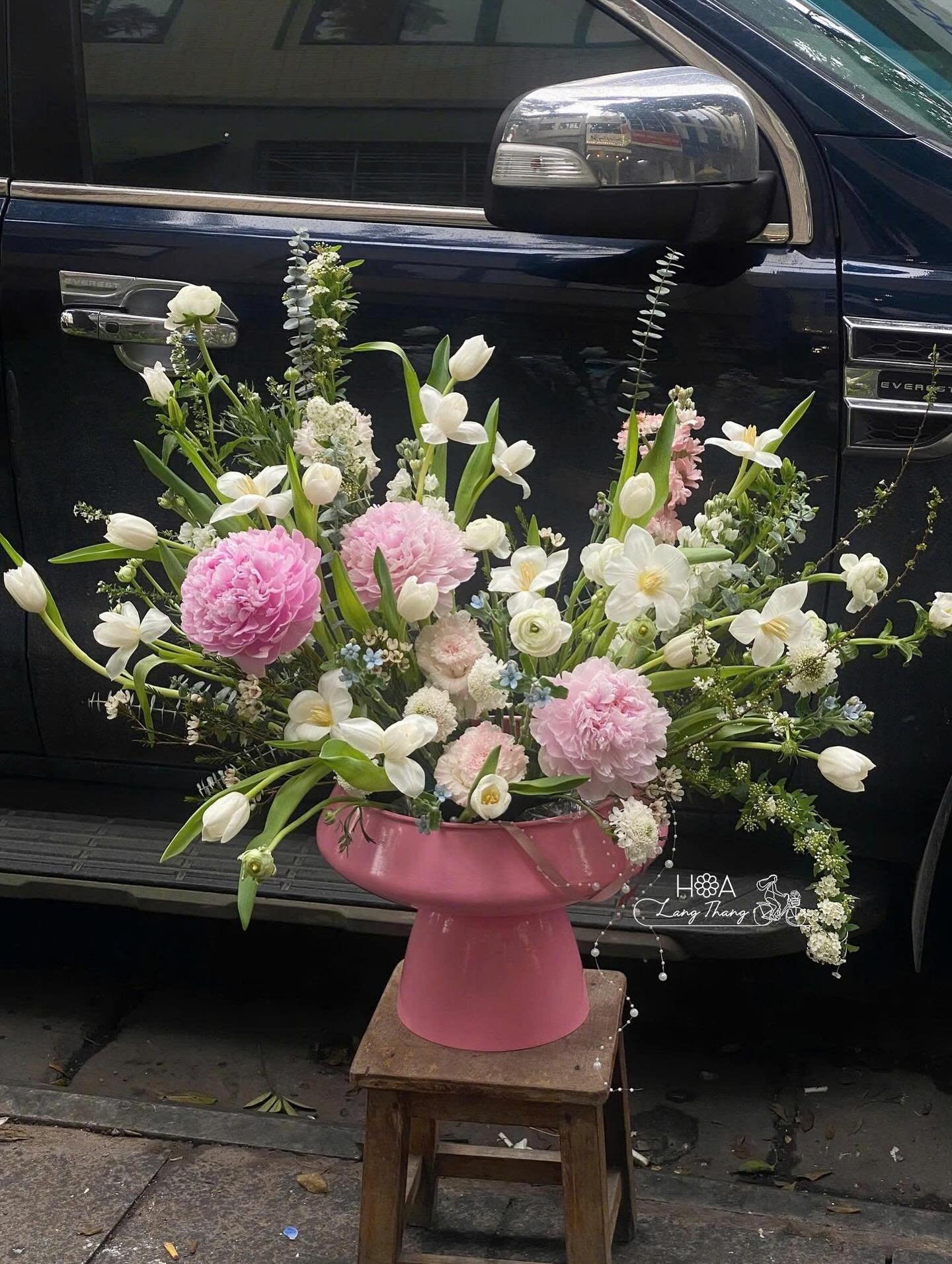 Bình hoa lớn với hoa hồng, tulip và cúc tạo sự sang trọng, kiểu cắm hiện đại