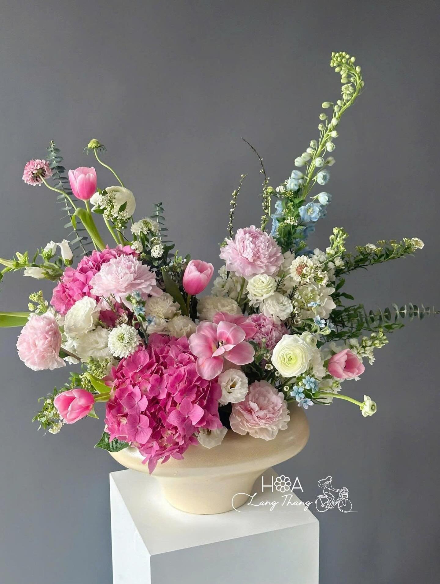 Bình hoa kết hợp tulip, hồng, và cúc trong tông hồng pastel. Cắm đẹp mắt, sang trọng