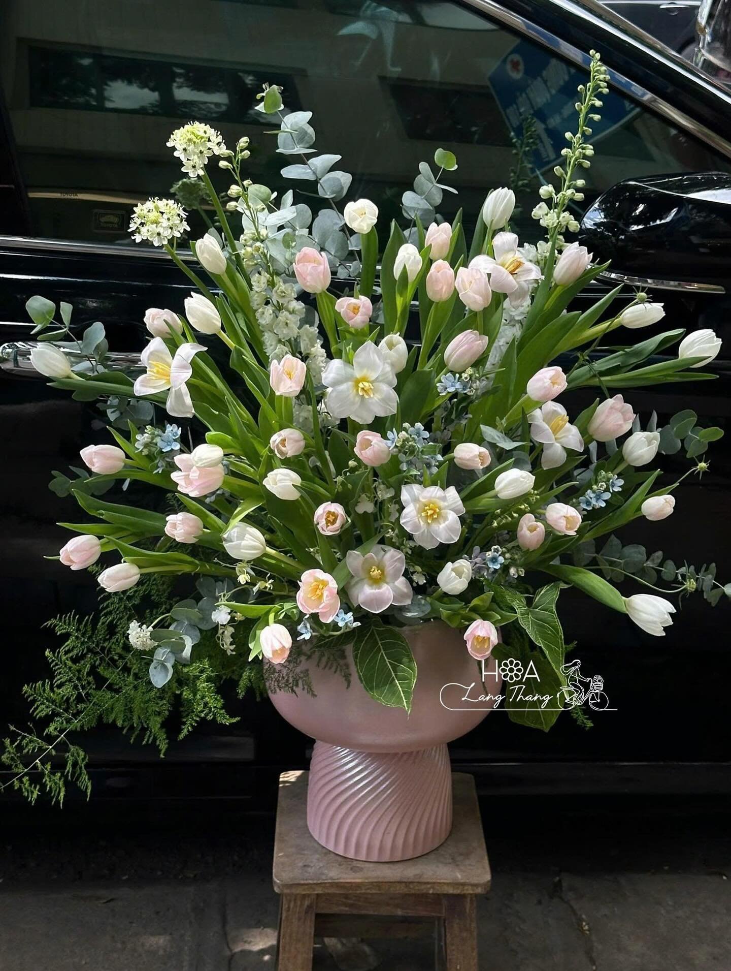 Bình hoa tulip và hoa trắng cắm đẹp mắt, trang trí nổi bật