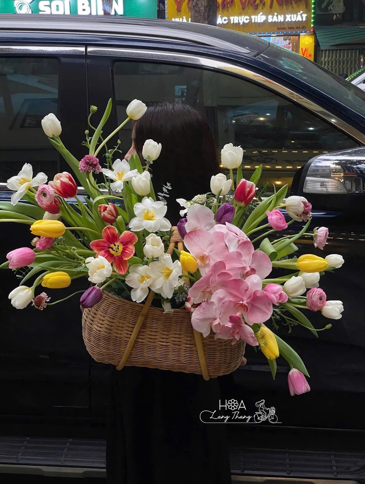 Giỏ hoa với <a href=