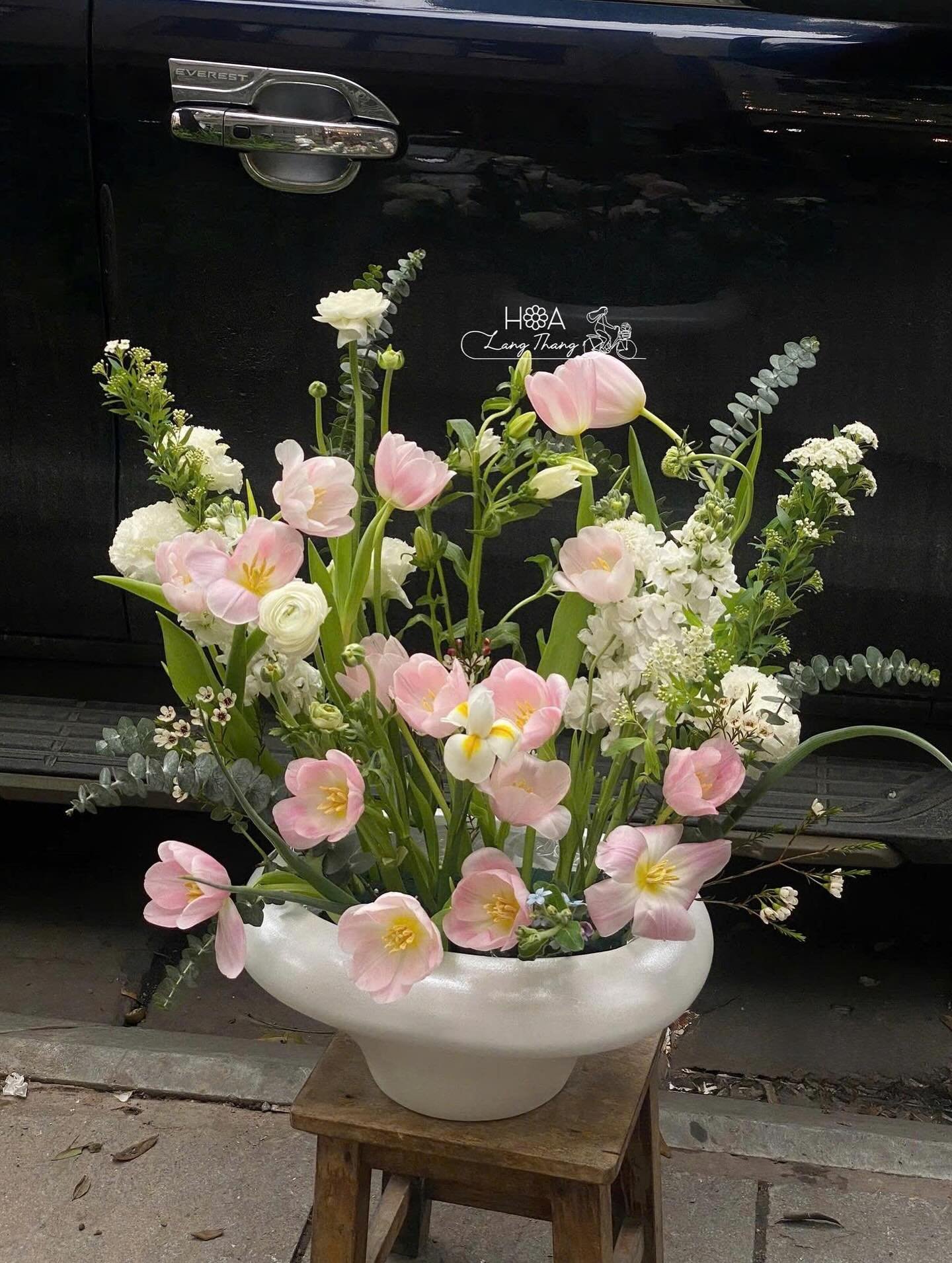 Bình hoa với tulip hồng, <a href=