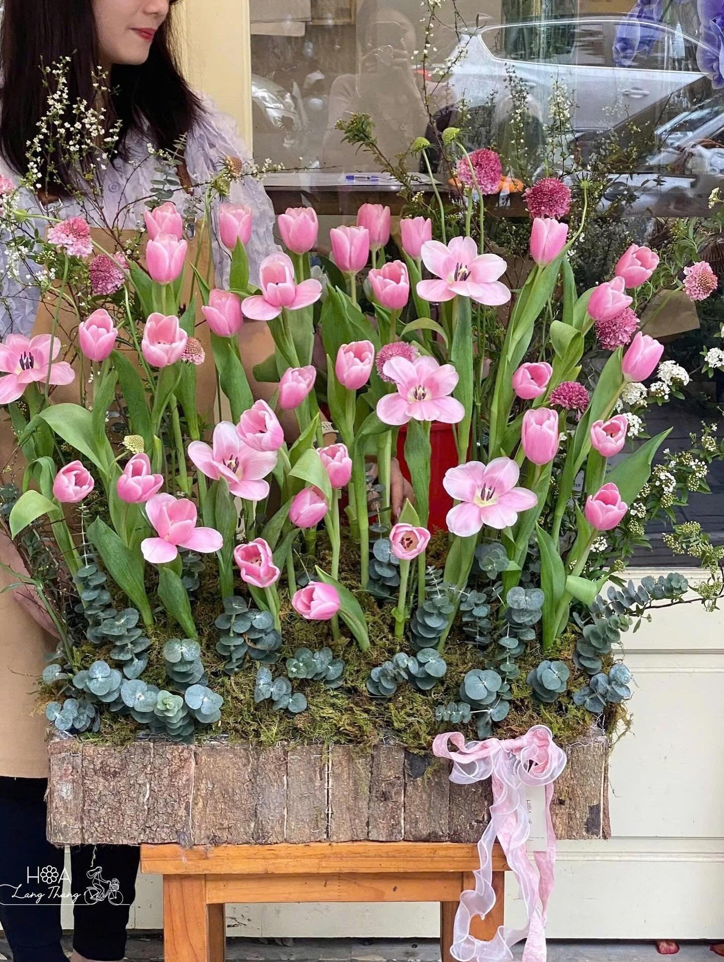 Bình hoa đẹp với tulip hồng và hoa baby, kiểu cắm lãng mạn
