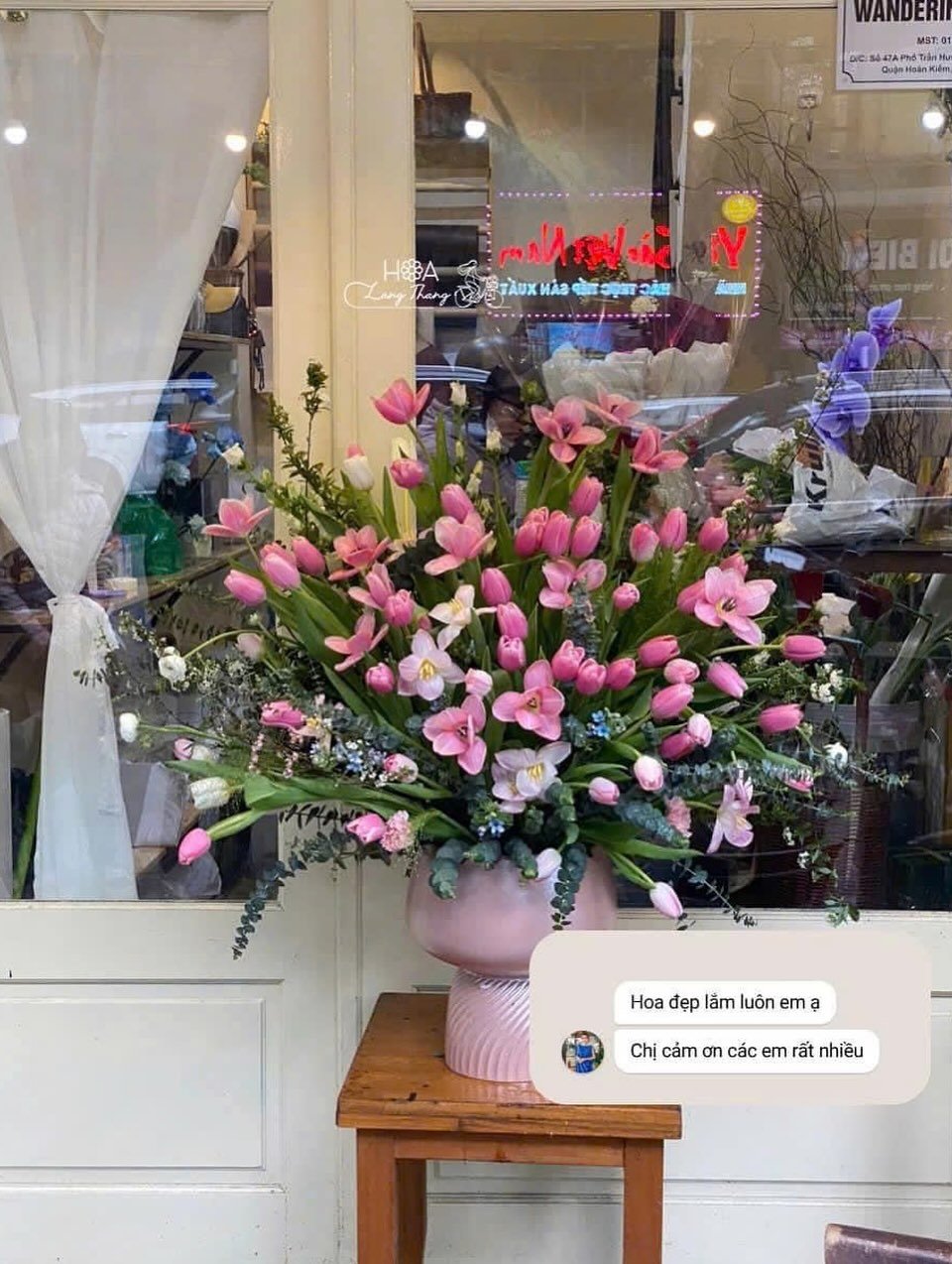 Bình hoa lớn với tulip hồng và lan hồ điệp trắng, tạo cảm giác sang trọng