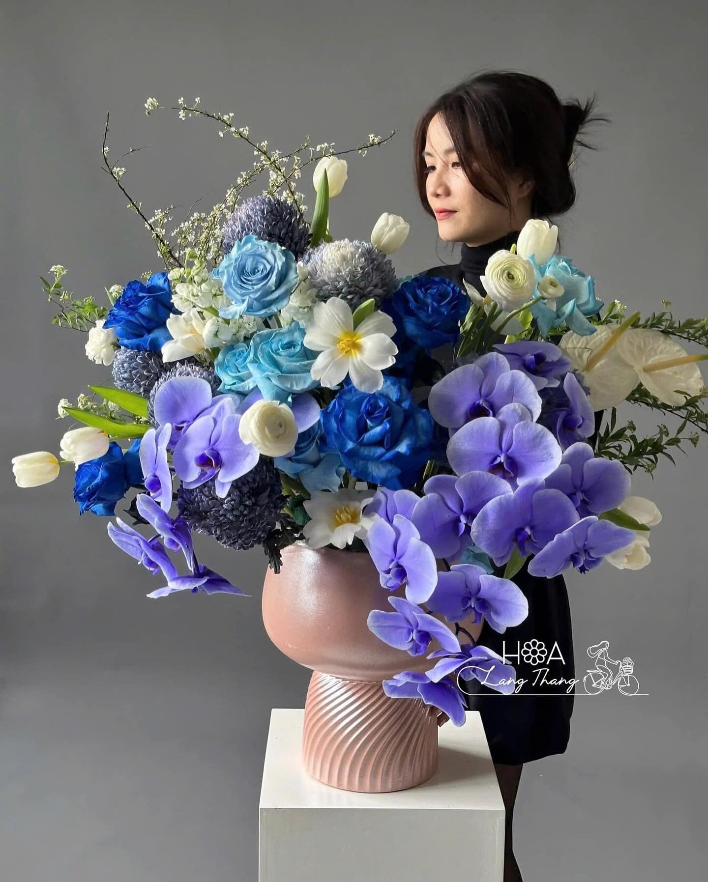 Bình hoa lớn với hoa lan hồ điệp, tulip và hồng xanh, kiểu cắm hiện đại
