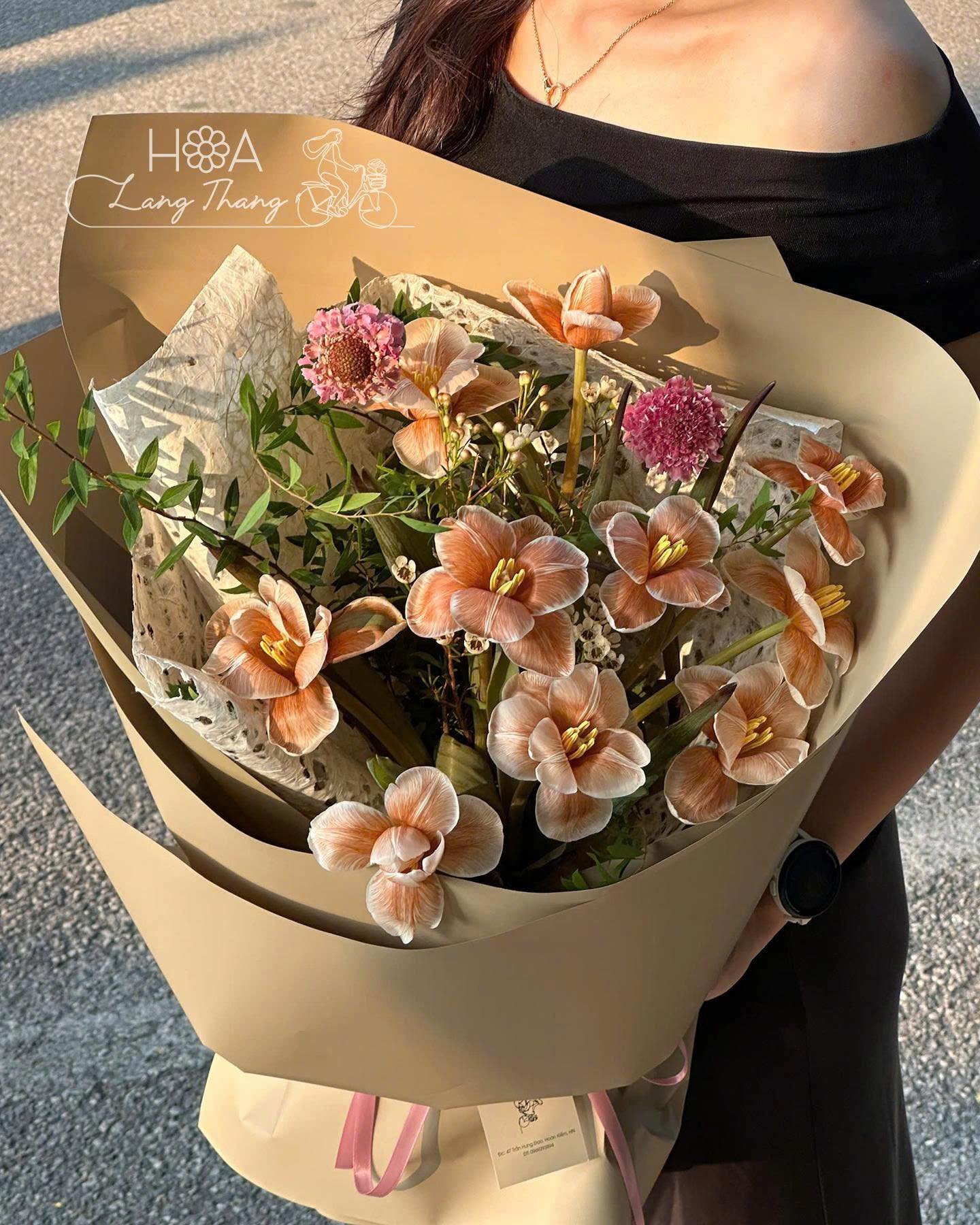 Có những sắc hoa không rực rỡ, nhưng lại khiến lòng người lặng đi vì quá đỗi dịu dàng
