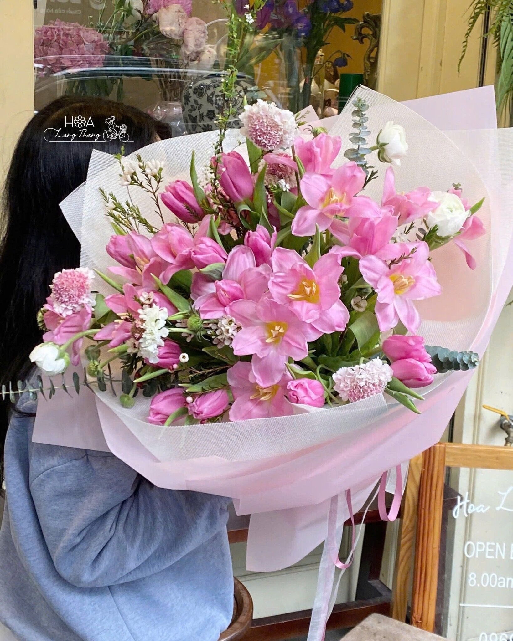 Bó hoa xinh xắn với tulip hồng và hoa ly, phong cách cắm sang trọng