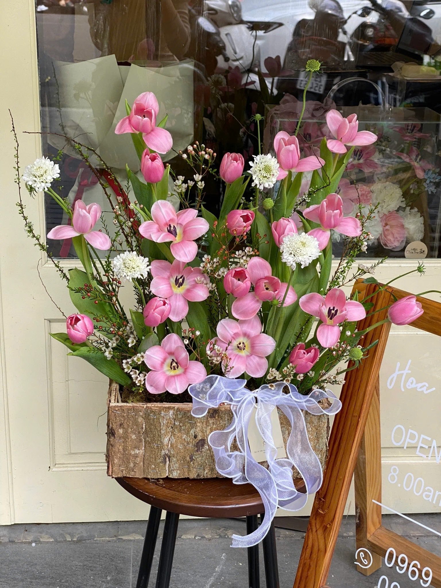 Bình hoa tulip hồng và hoa trắng, cắm trong hộp gỗ, trang trí đẹp mắt