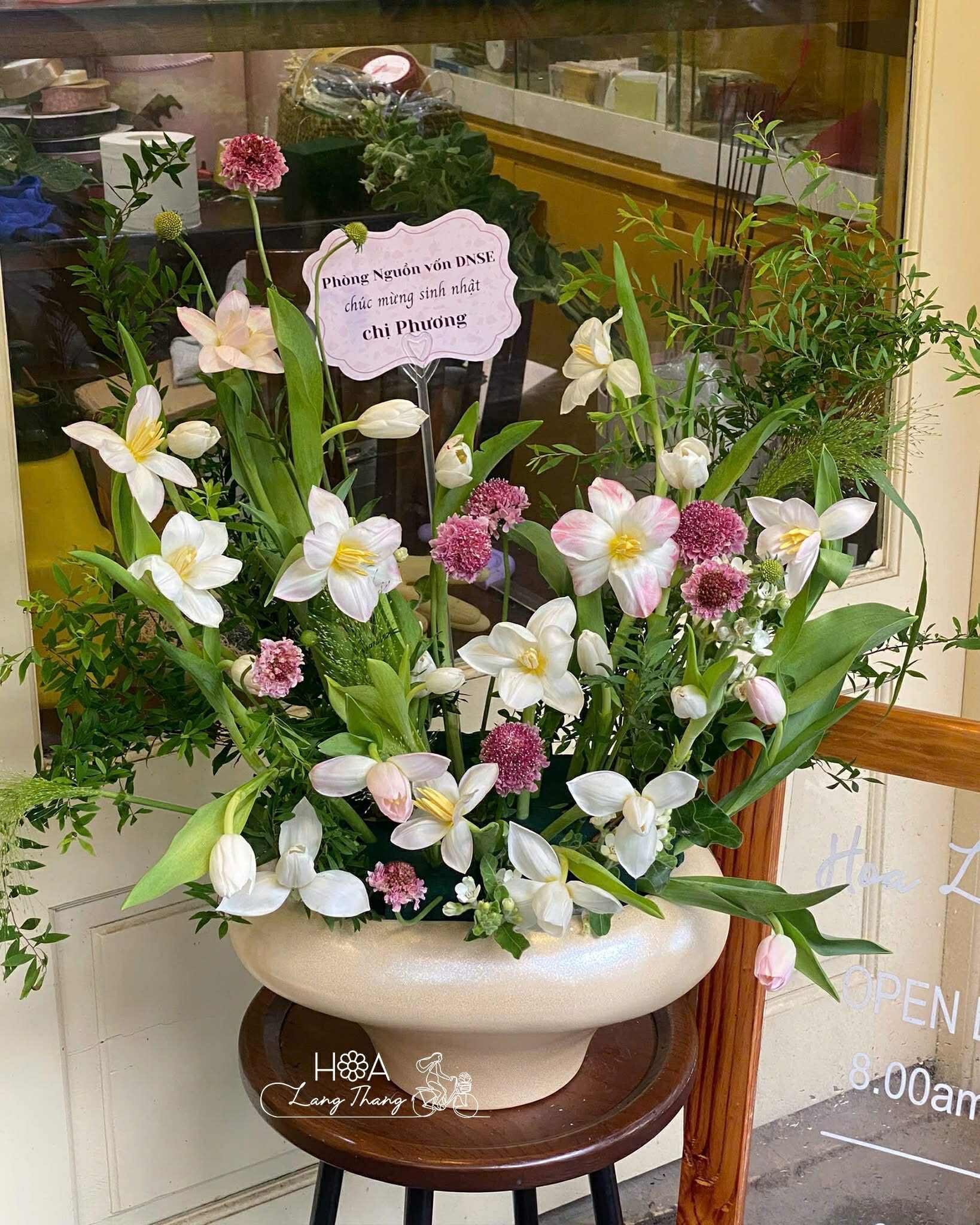 Bình hoa đa dạng với ly, tulip, và scabiosa, thích hợp cho dịp chúc mừng