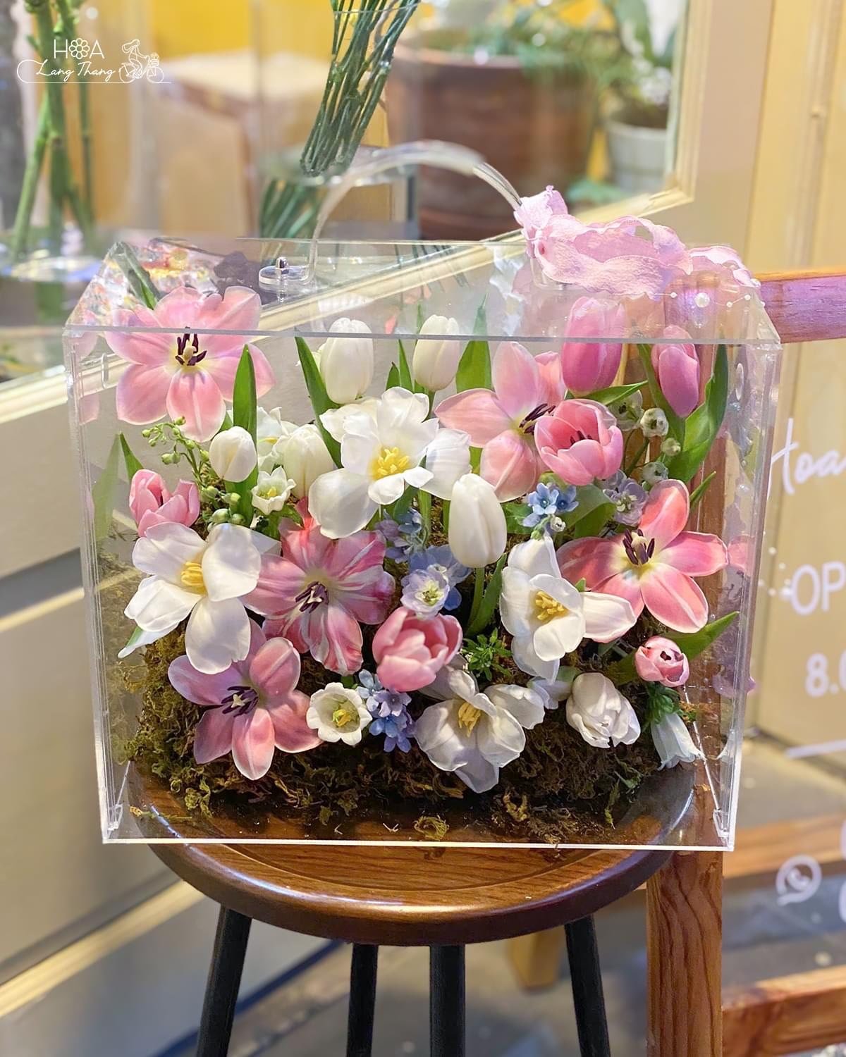 Bình hoa cắm mix tulip, hồng và hoa baby trong hộp trong suốt