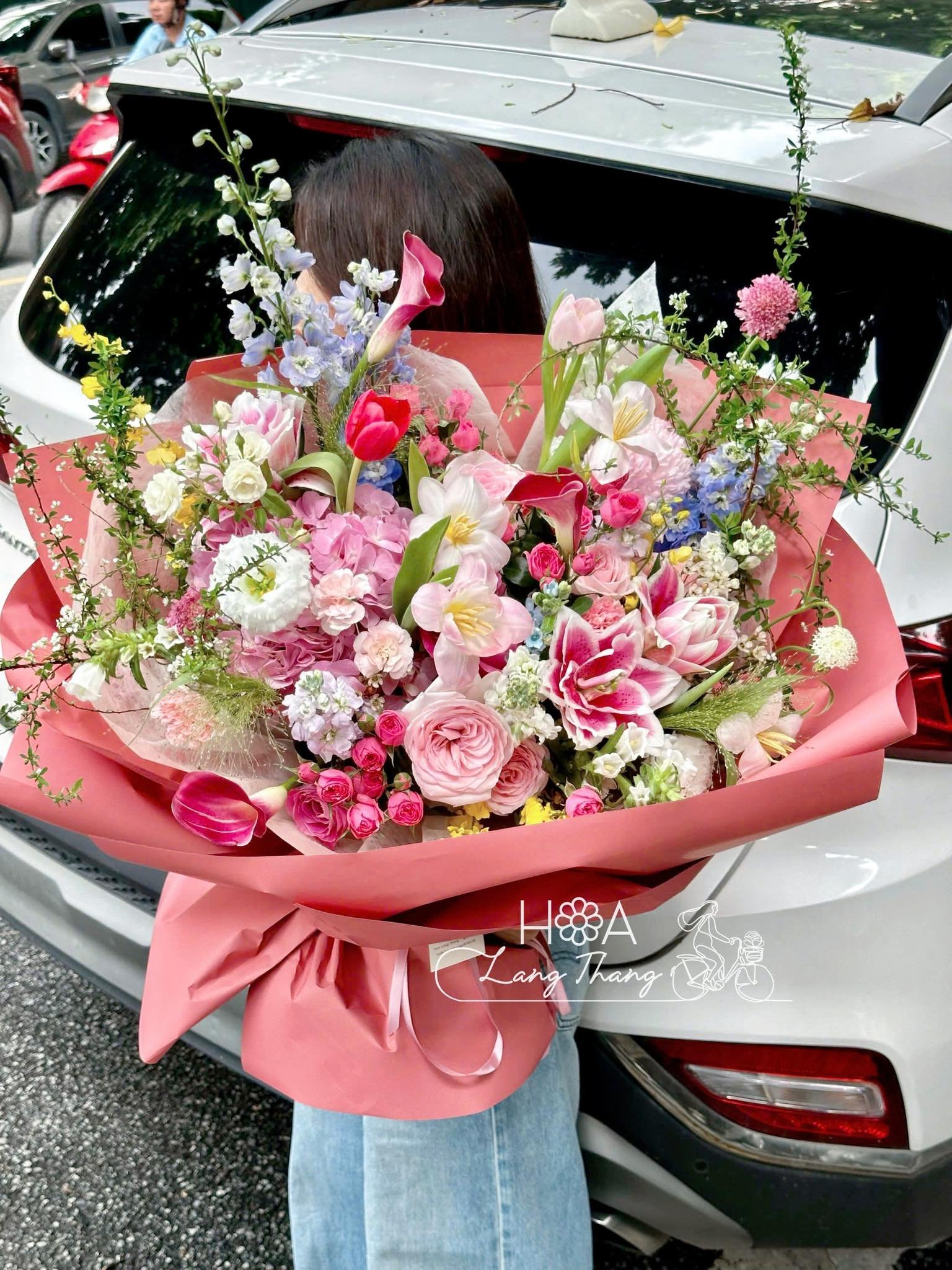Bó hoa lớn nhiều màu sắc gồm tulip, hồng, baby, kiểu cắm nghệ thuật