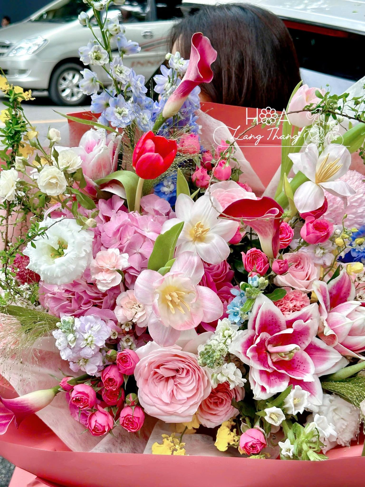 Bó hoa đa sắc với tulip, hồng, ly chưng cắm sang trọng