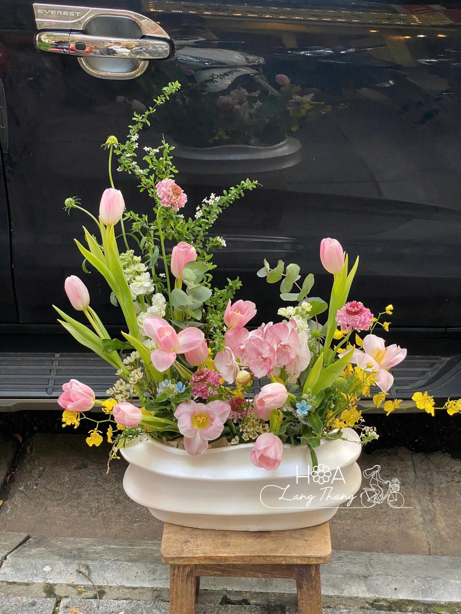 Bình hoa đẹp với tulip hồng, hoa baby và cành xanh, phong cách cắm hiện đại