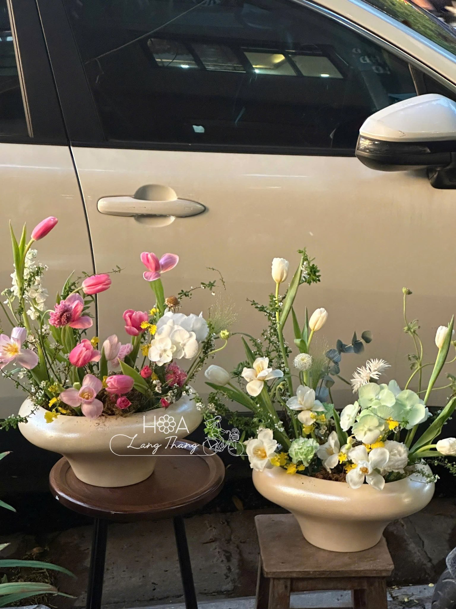 Hai bình hoa với hoa <a href=