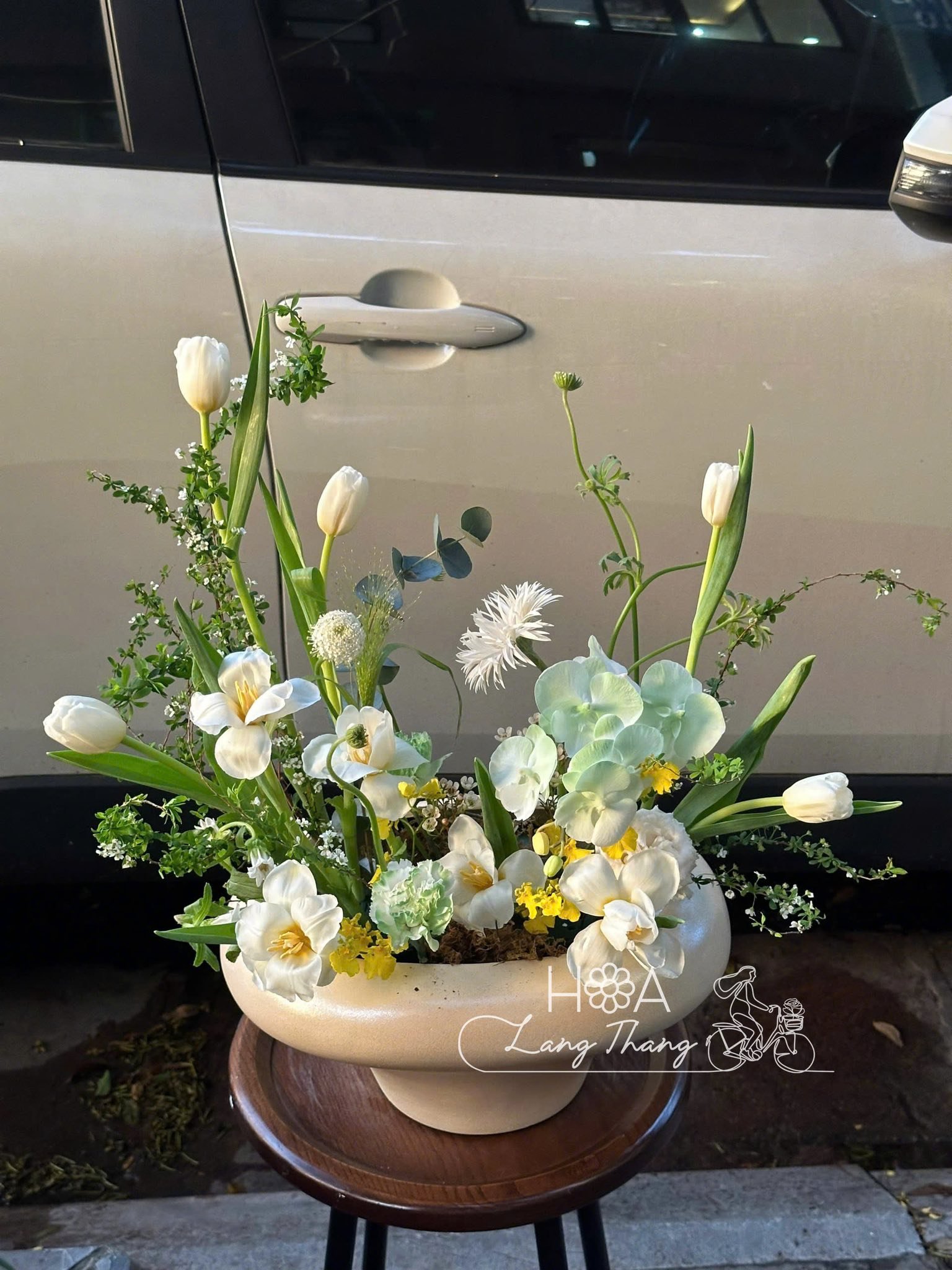 Bình hoa tươi với tulip, cúc, thủy tiên, kiểu cắm tự nhiên, màu trắng xanh