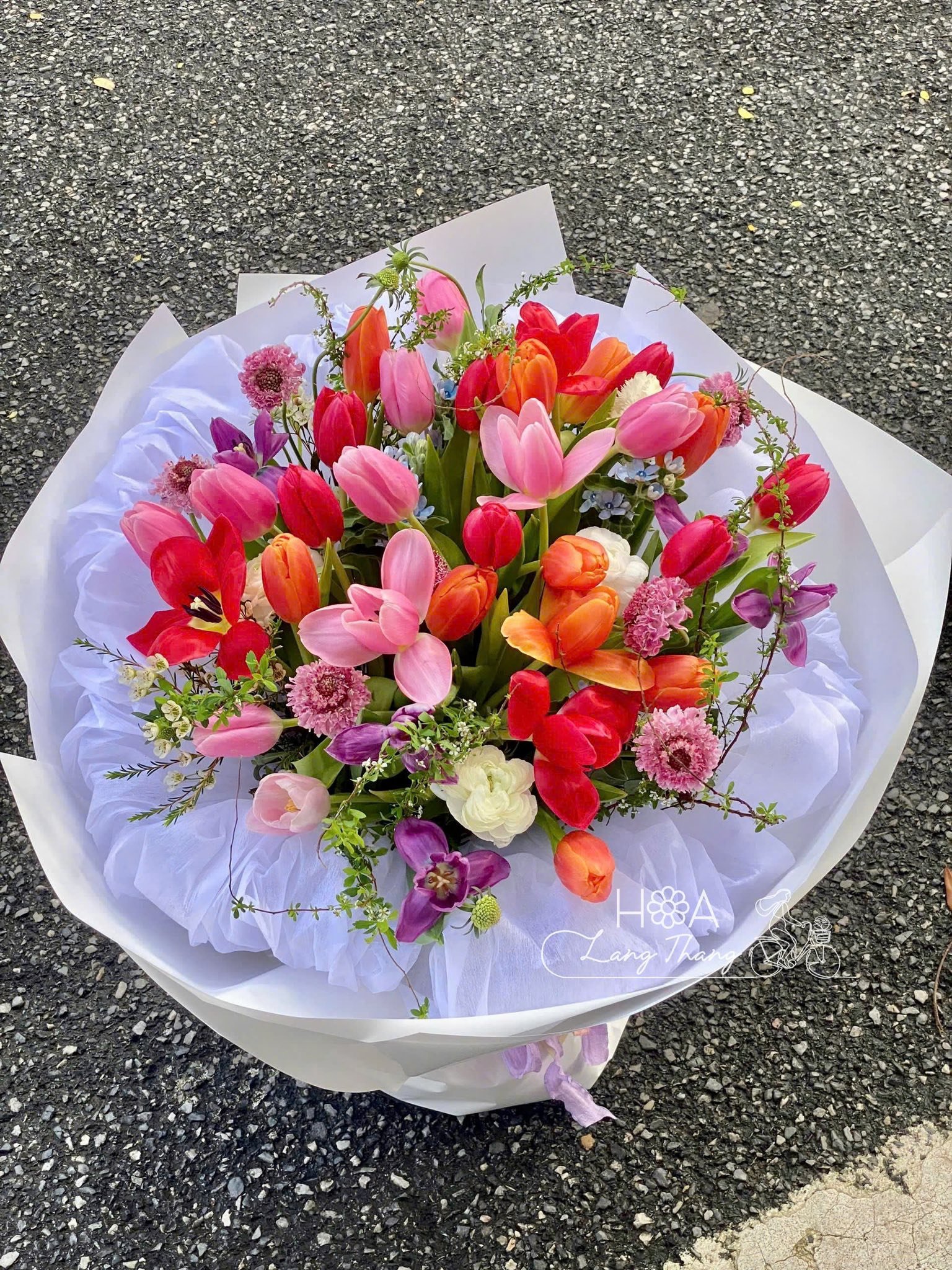 Bó hoa nhiều màu sắc với các loại tulip rực rỡ, kiểu cắm độc đáo