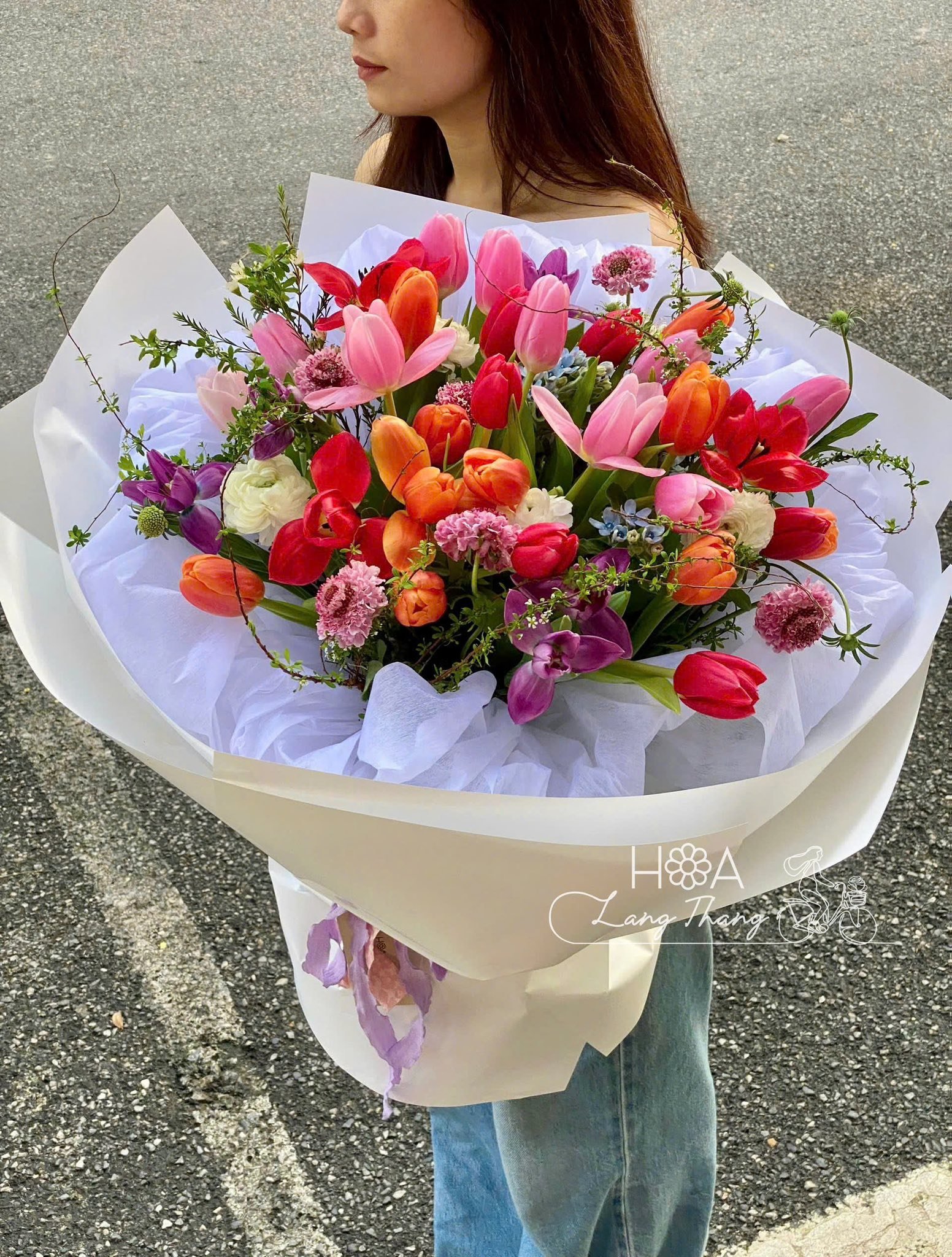 Bó hoa sắc màu tươi tắn gồm hoa tulip, hồng và scabiosa, phù hợp tặng dịp lễ