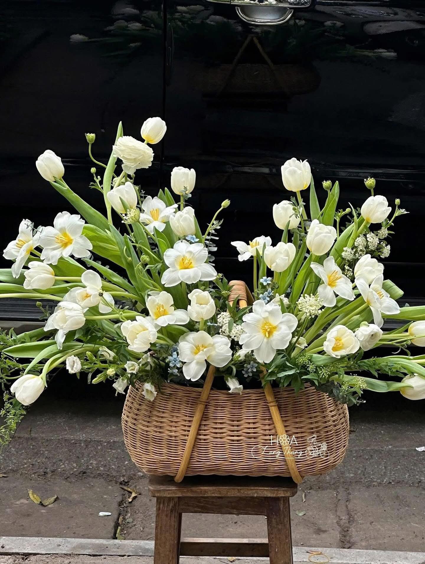 Giỏ hoa trắng với <a href=