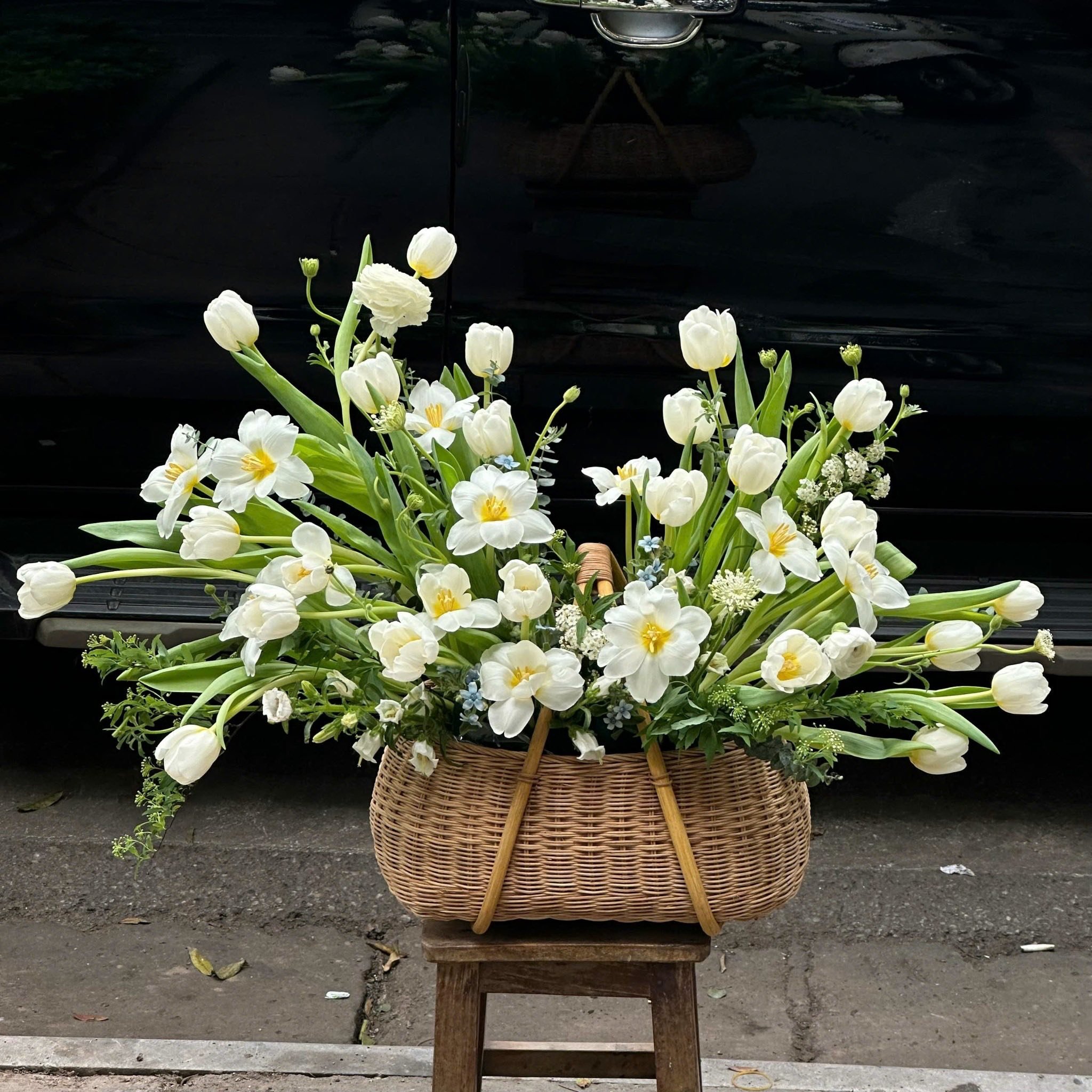 Giỏ hoa đẹp với tulip trắng và các loại hoa khác, kiểu cắm tự nhiên