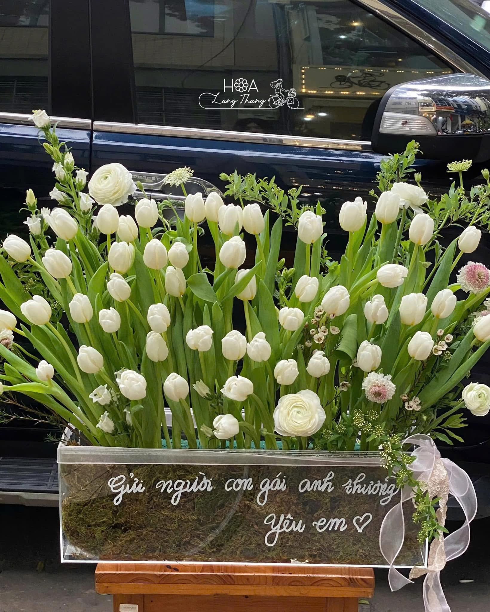 Bó hoa trắng gồm tulip, hoa baby, cắm sáng tạo, phù hợp với dịp đặc biệt